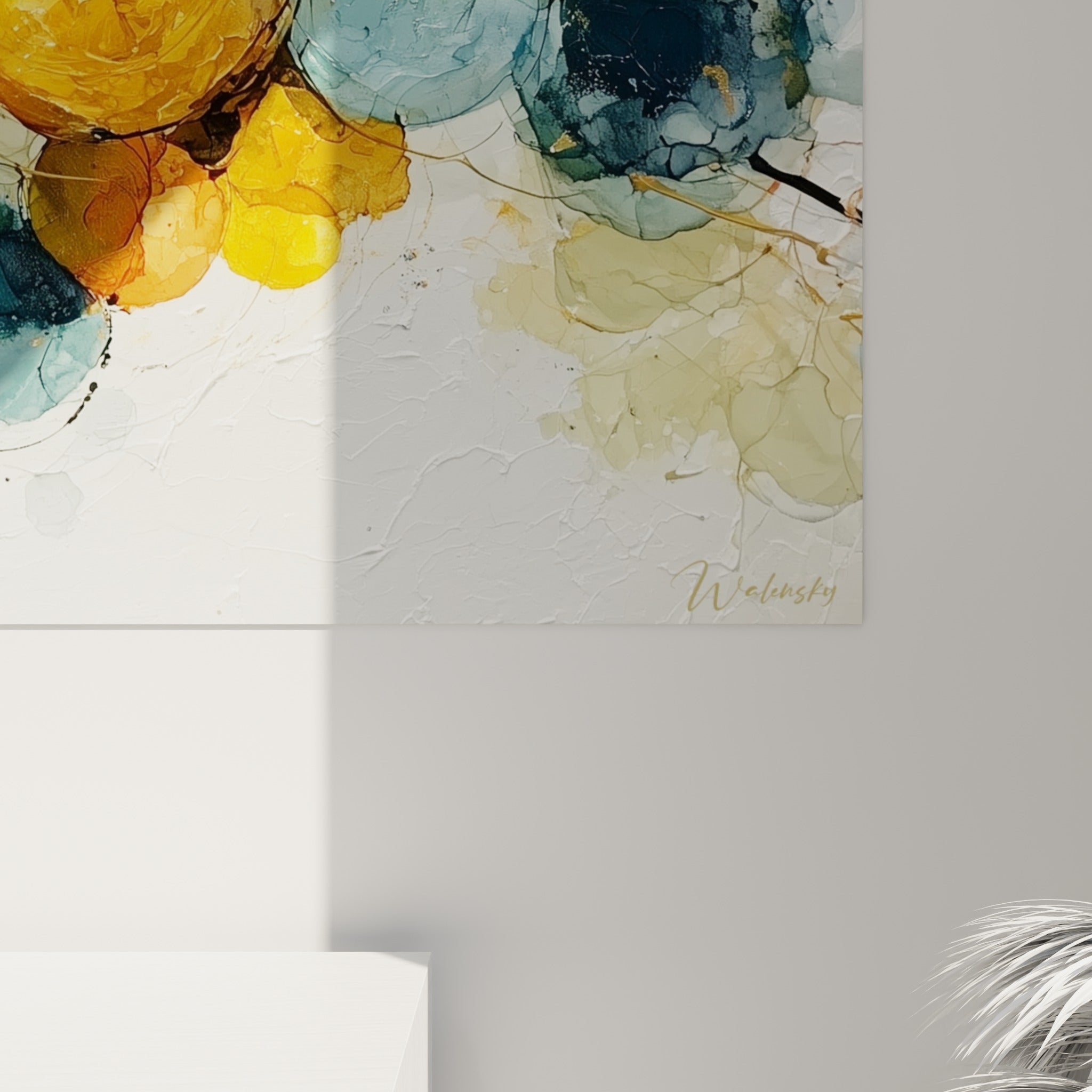Empâtements dorés et coulures d'encre bleu pétrole et jaune moutarde visibles en gros plan sur la toile