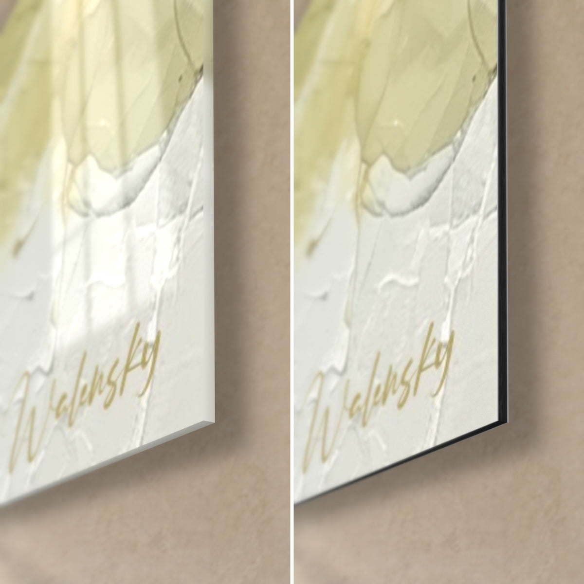 Schilderij met een tros bollen in petroleumblauw en honinggeel, rechtsonder: glanzend glas links, mat Dibond rechts, 3 mm rand