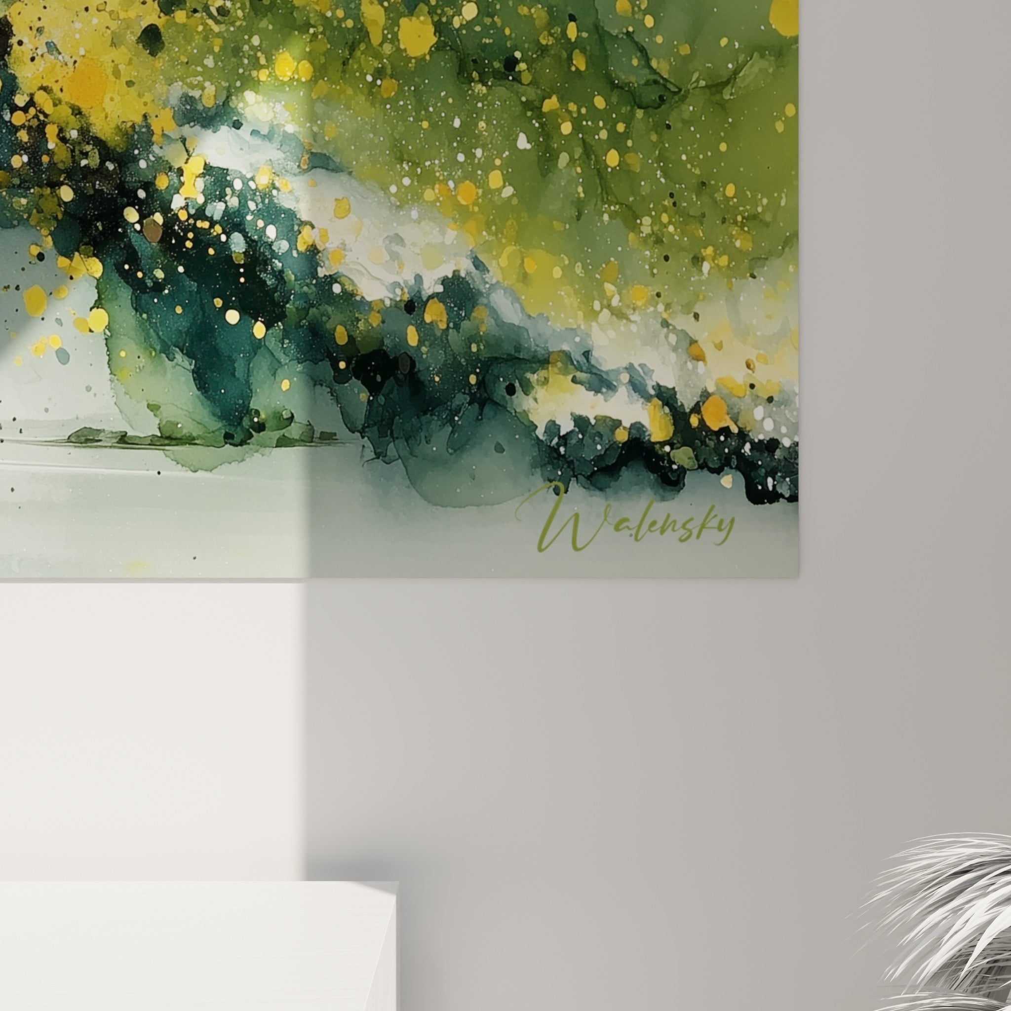 Empâtements dorés et coulures noires se mêlant au vert profond, style peinture abstrait en gros plan
