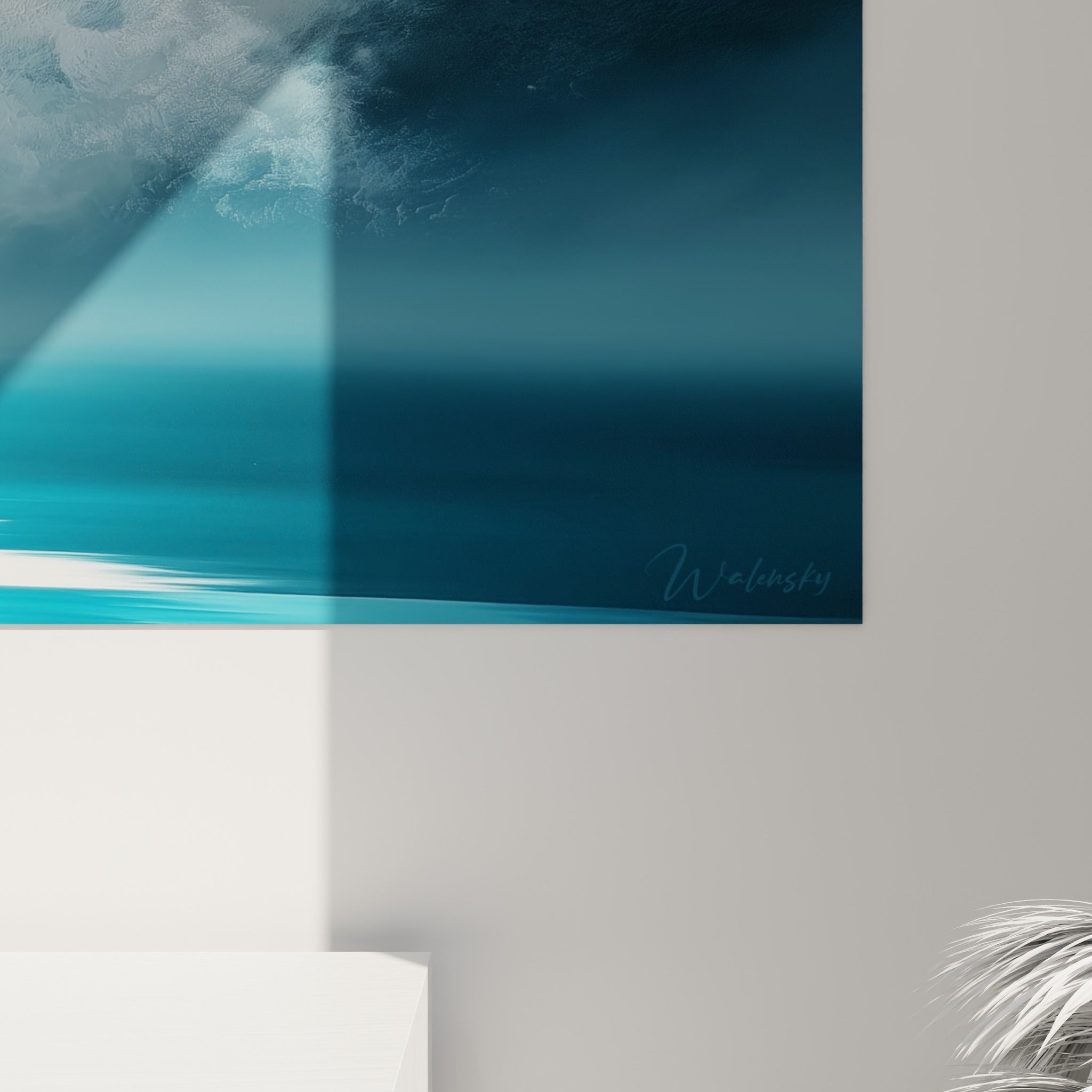 Empâtements texturés des nuages bleu marine se fondant dans la lumière dorée et le rouge profond