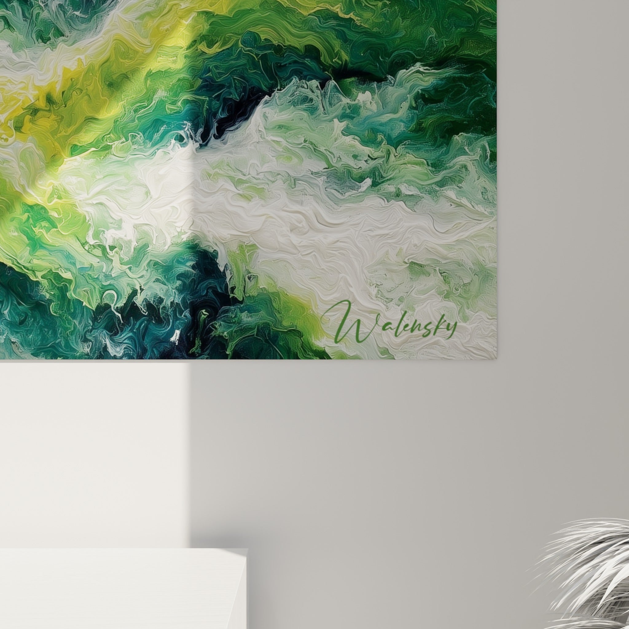 Détail des empâtements verts, jaunes et blancs mêlés en volutes texturées sur cette toile abstraite