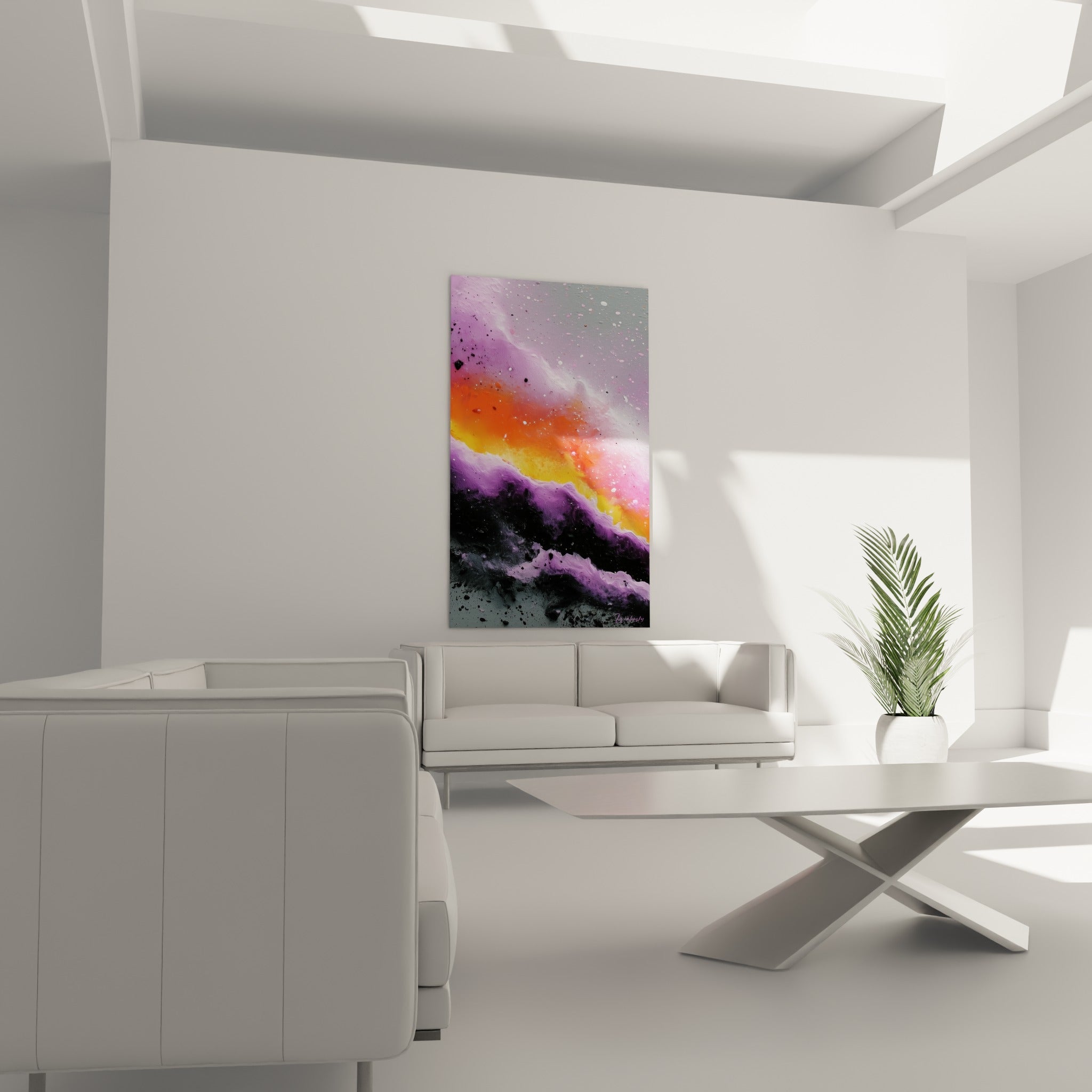 Toile violette et incandescente style Peinture abstrait suspendue au-dessus d'un canapé dans un salon lumineux
