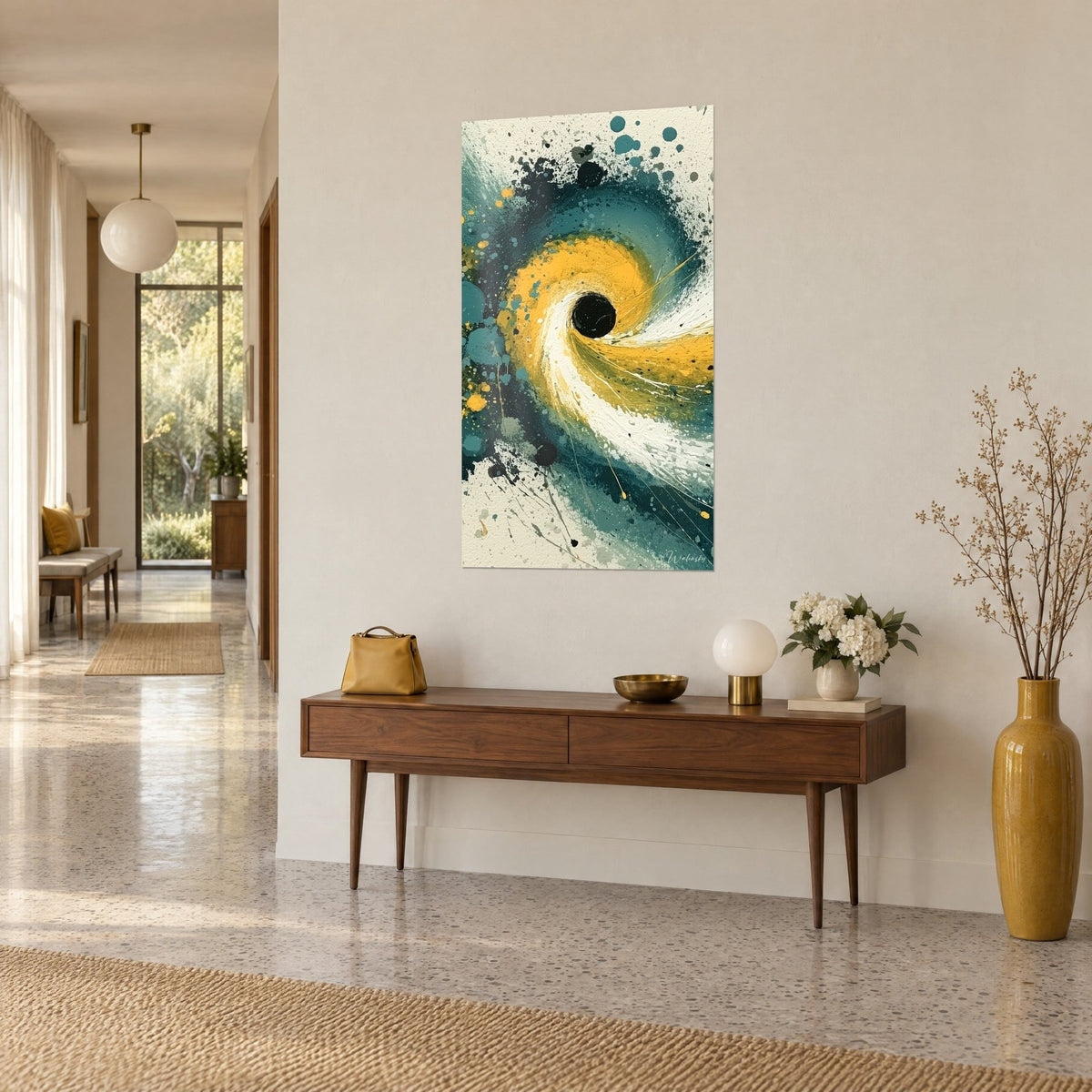 Cuadro espiral cósmica dorada y blanca alrededor de un disco negro, manchas turquesa, sobre una consola de madera en un pasillo
