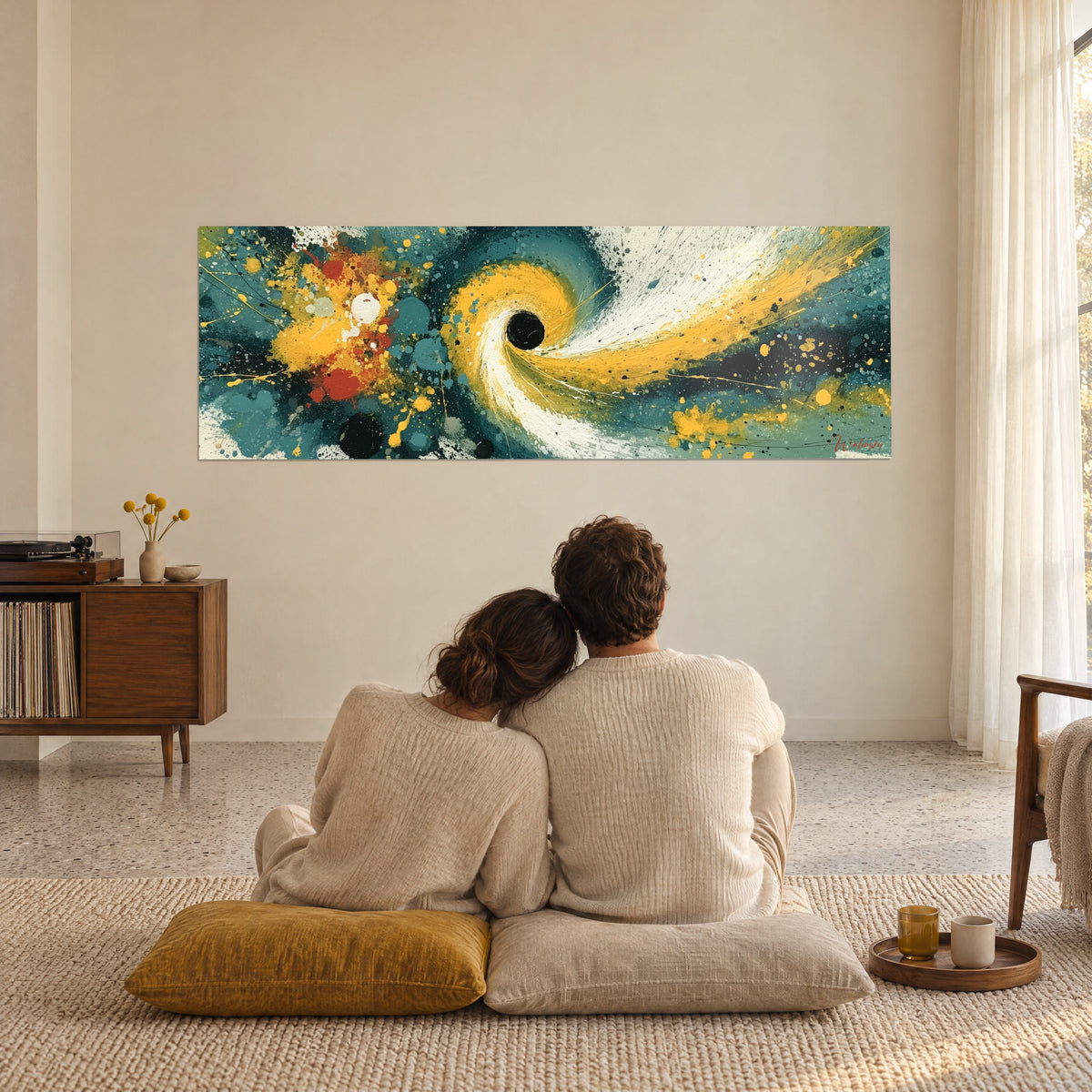 Tableau cyclone d'acrylique doré, blanc cassé et bleu pétrole, centre noir profond, couple de dos assis sur des coussins moutarde