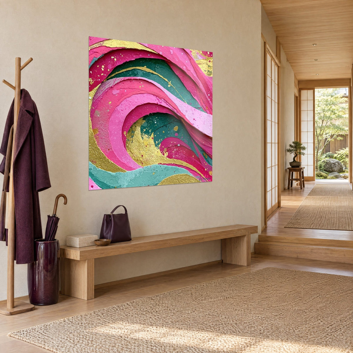 Schilderij draaikolk van bubblegumroze en sparrengroen, gehamerde gouden accenten, drie-kwart zicht op een crèmekleurige entreemuur