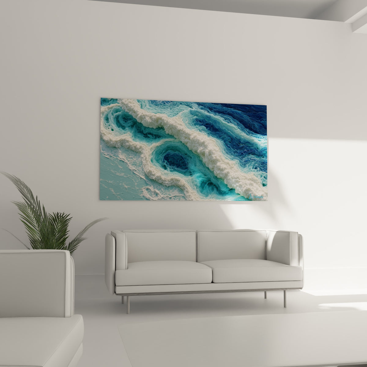 Spirales bleu marine et écume blanche épaisse suspendues au-dessus d'un canapé dans un salon lumineux