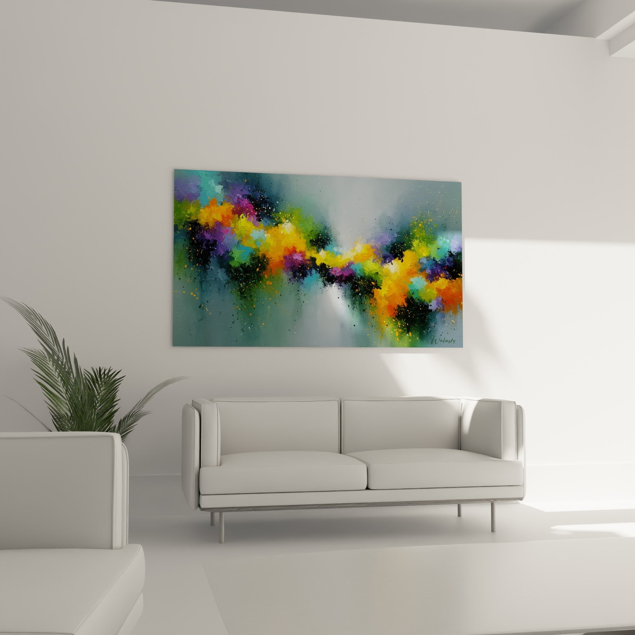 Traînée colorée dorée et violette sur toile grise, tableau style Peinture abstrait au-dessus d'un canapé dans un salon lumineux