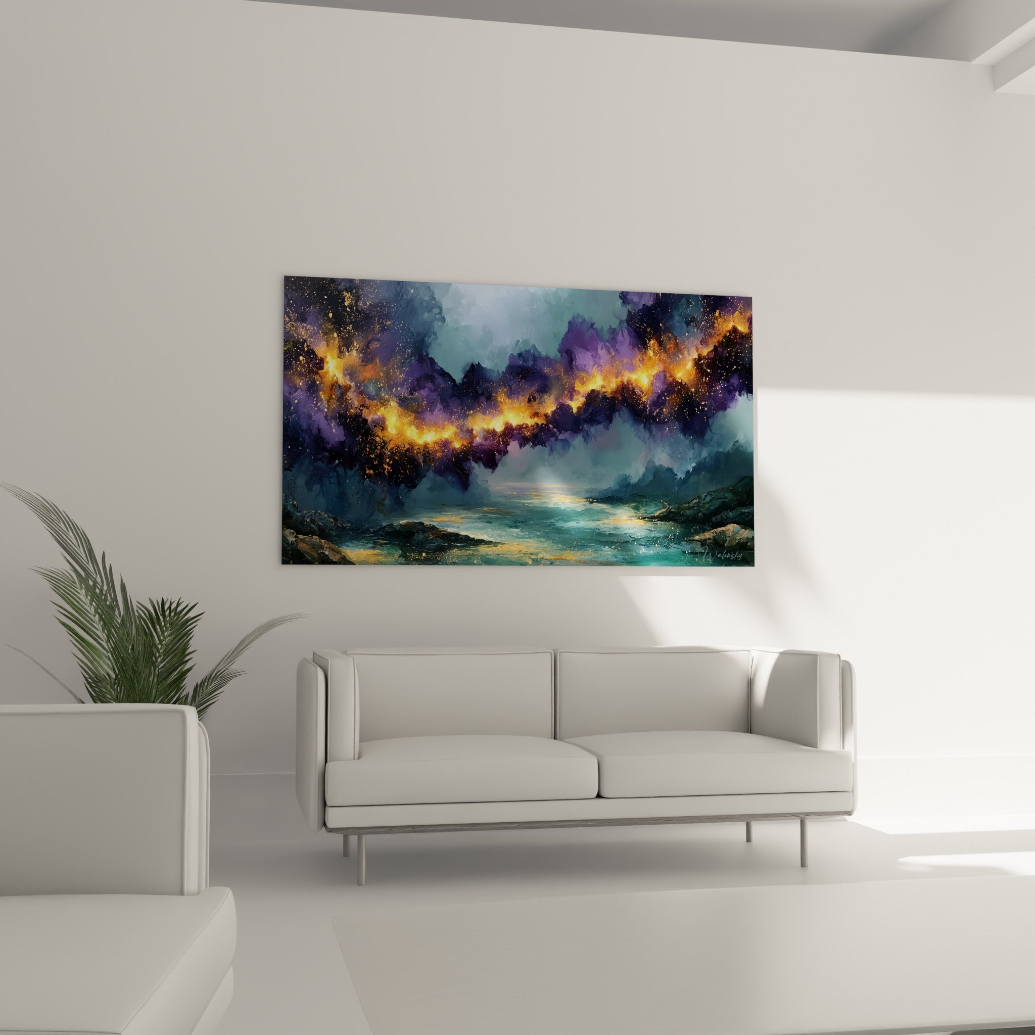 Ciel embrasé turquoise et doré du style Peinture abstrait au-dessus d'un canapé dans un salon lumineux