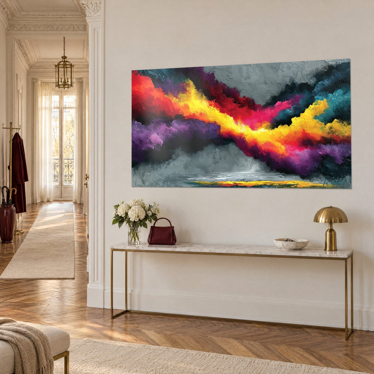 Tableau peinture abstraite à diagonale lumineuse jaune soleil et rouge carmin sur fond gris, à la verticale d'une console dorée, vue de trois-quarts