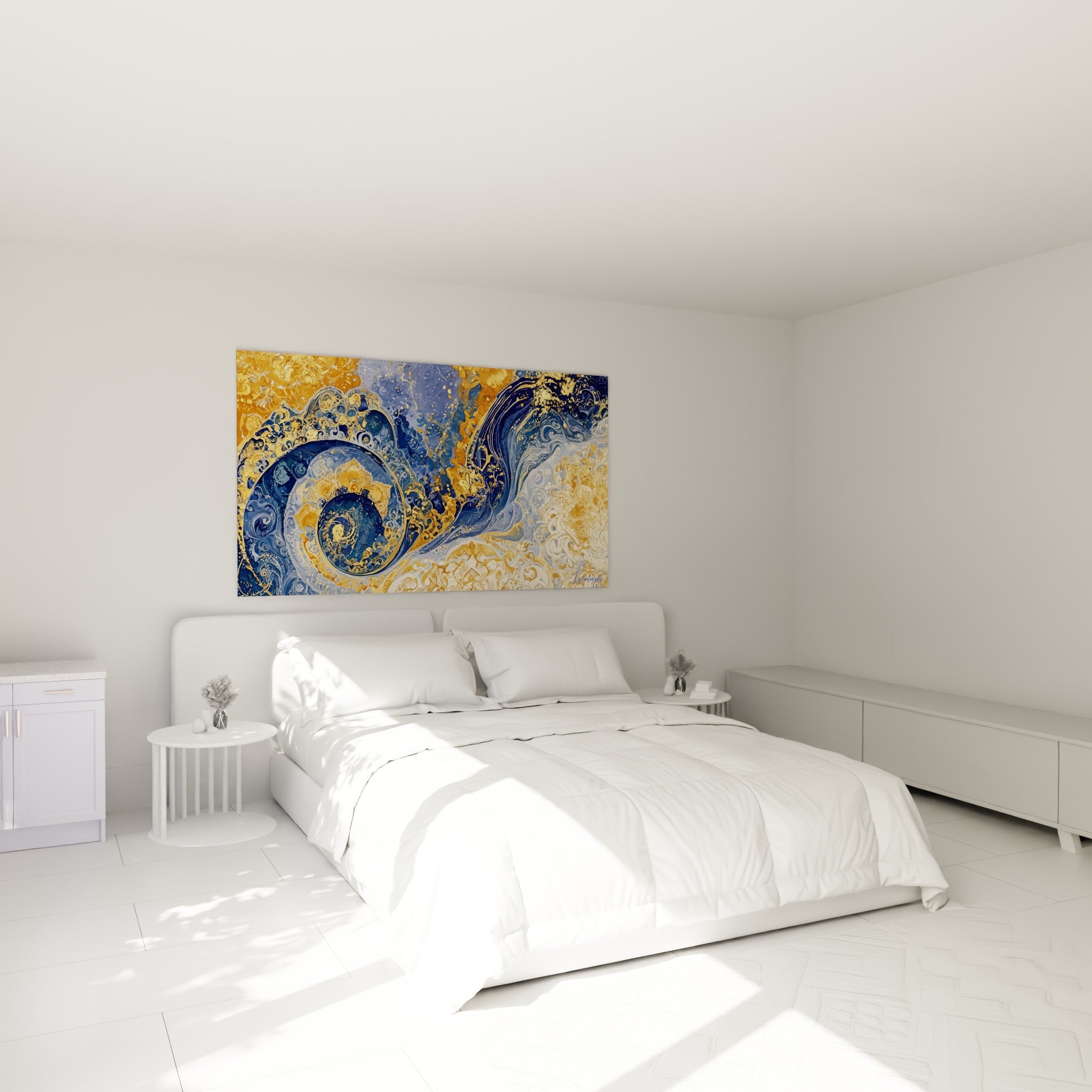 Vagues bleu marine et dorées enroulées en spirale, tableau accroché au-dessus d'un lit dans une chambre claire