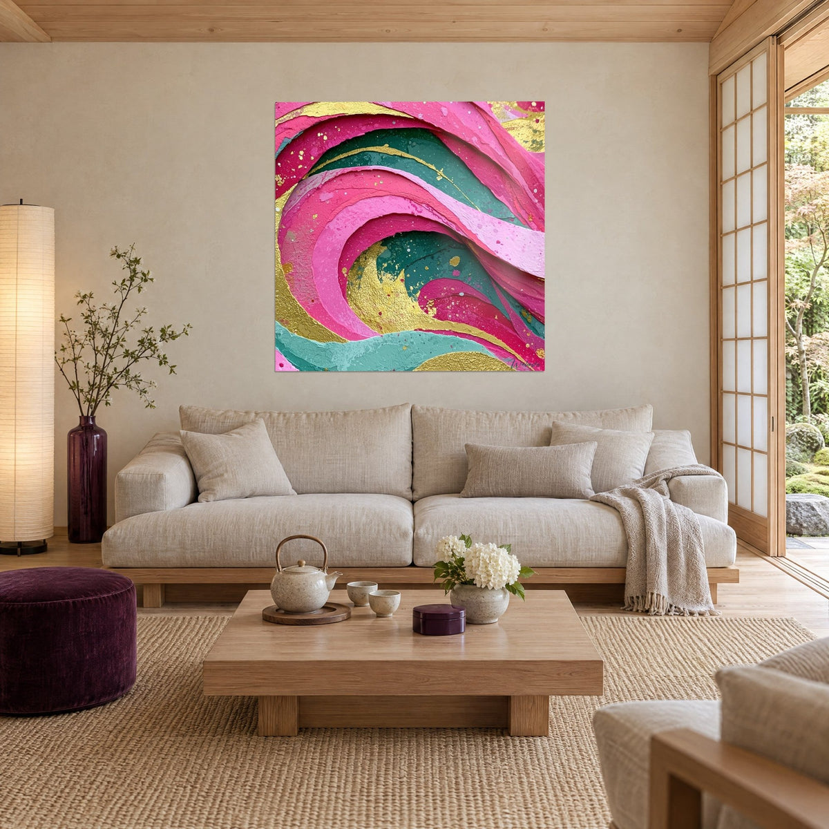 Schilderij golvende spiraal in fuchsia roze en turquoise, goudbladaderingen op dikke reliëf, boven een bank in een lichte woonkamer