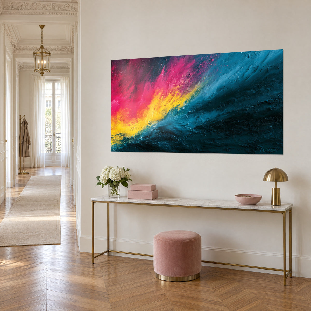 Cuadro pintura abstracta con salpicaduras de rosa intenso y amarillo solar sobre azul noche, encima de una consola dorada