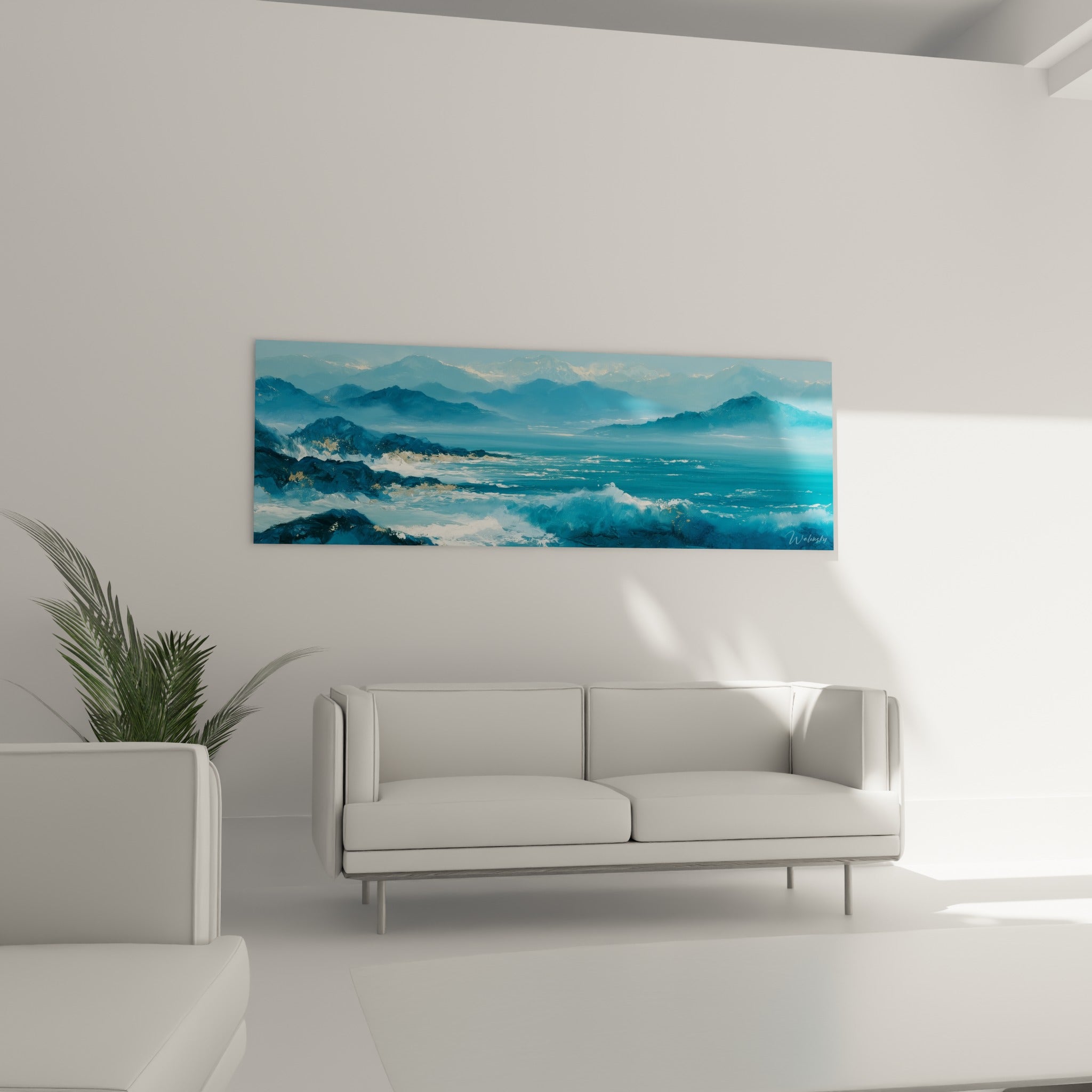 Côte sauvage bleu marine et turquoise, toile suspendue au-dessus d'un canapé dans un salon lumineux.
