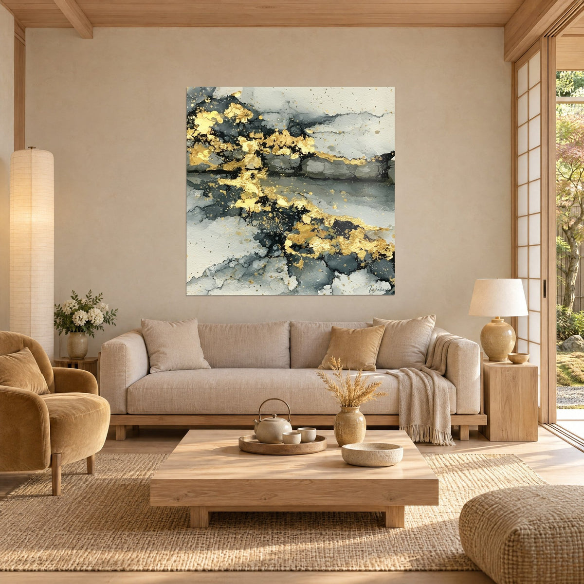 Gemälde mit goldener Marmorierung, anthrazitfarbenen und perlgrauen Adern, gesprenkelten Blattgoldflächen, über einem Sofa in einem hellen Wohnzimmer