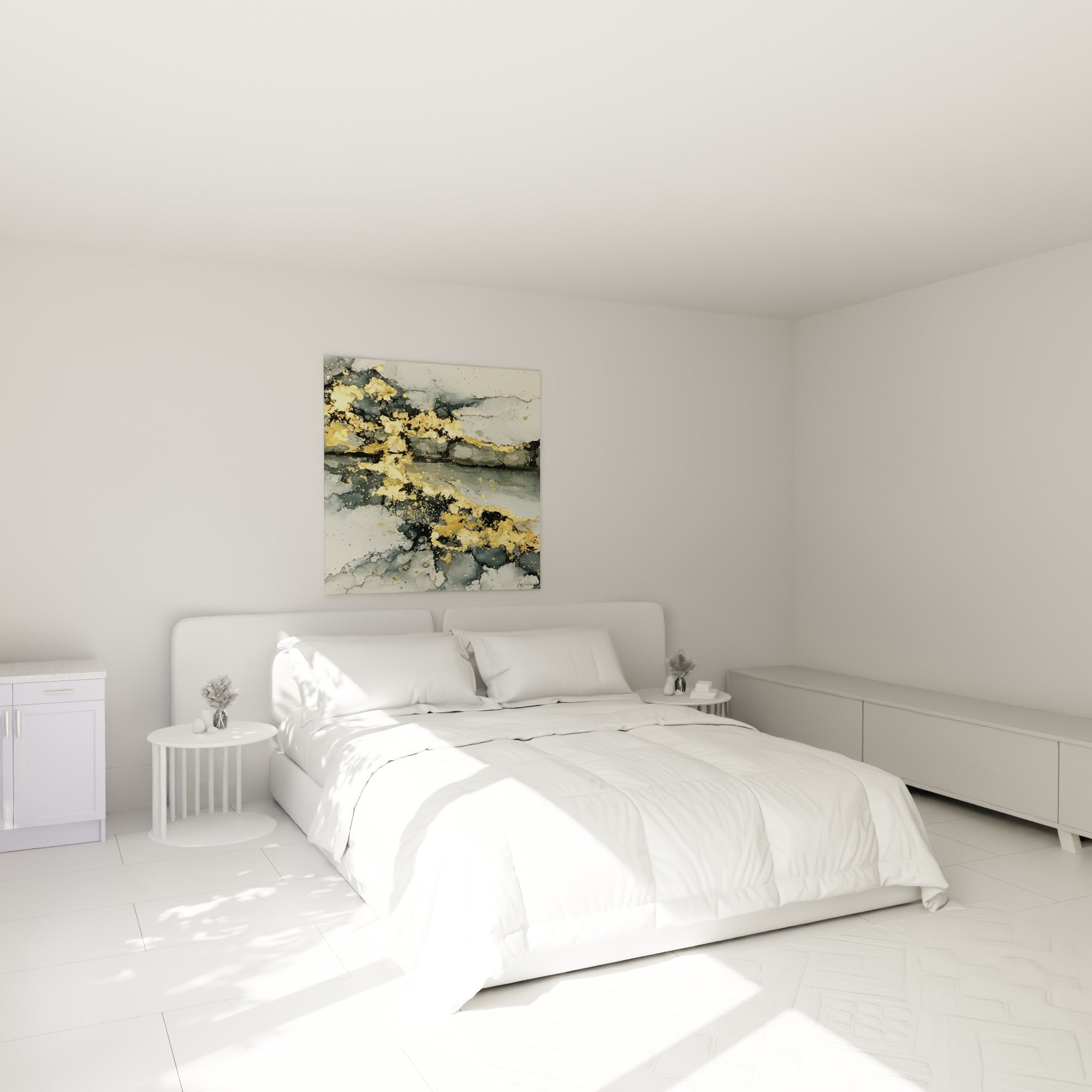 Faille dorée sur fond gris et ivoire accrochée au-dessus d'un lit dans une chambre claire