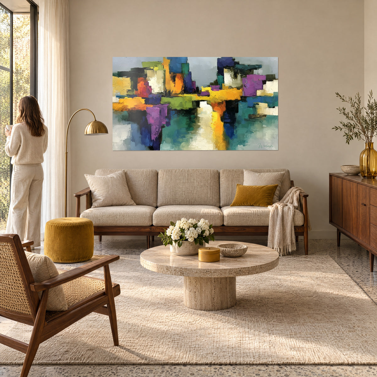 Schilderij van een abstracte stad met paarse en goudgele blokken, turquoise weerspiegelingen op het water, boven een bank in een lichte woonkamer