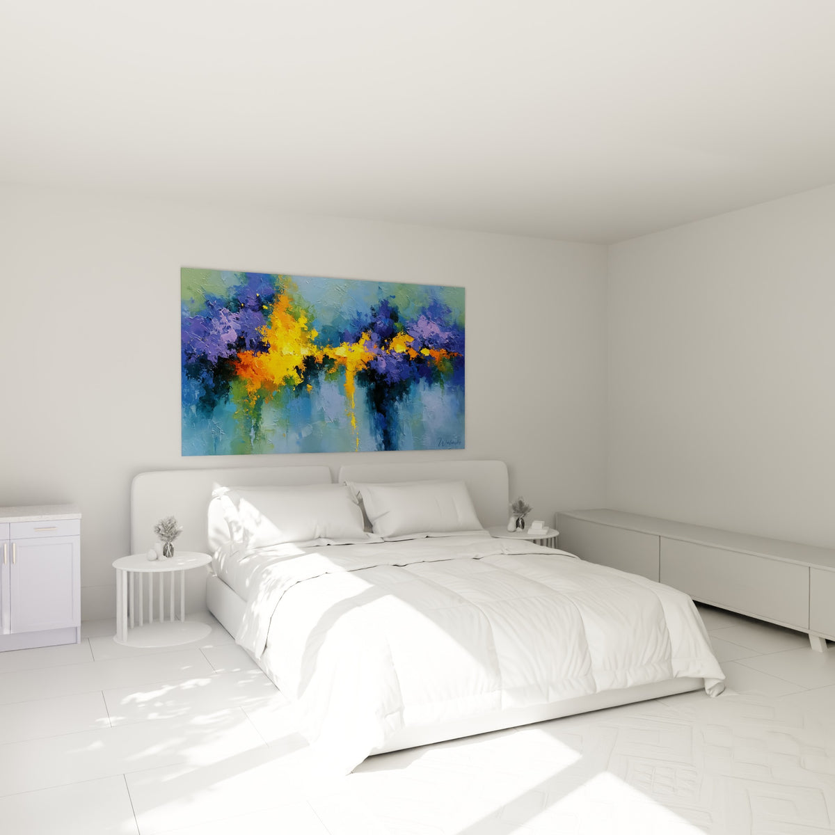 Coulures dorées et masses violettes traversant un fond bleu marine, au-dessus d'un lit dans une chambre claire