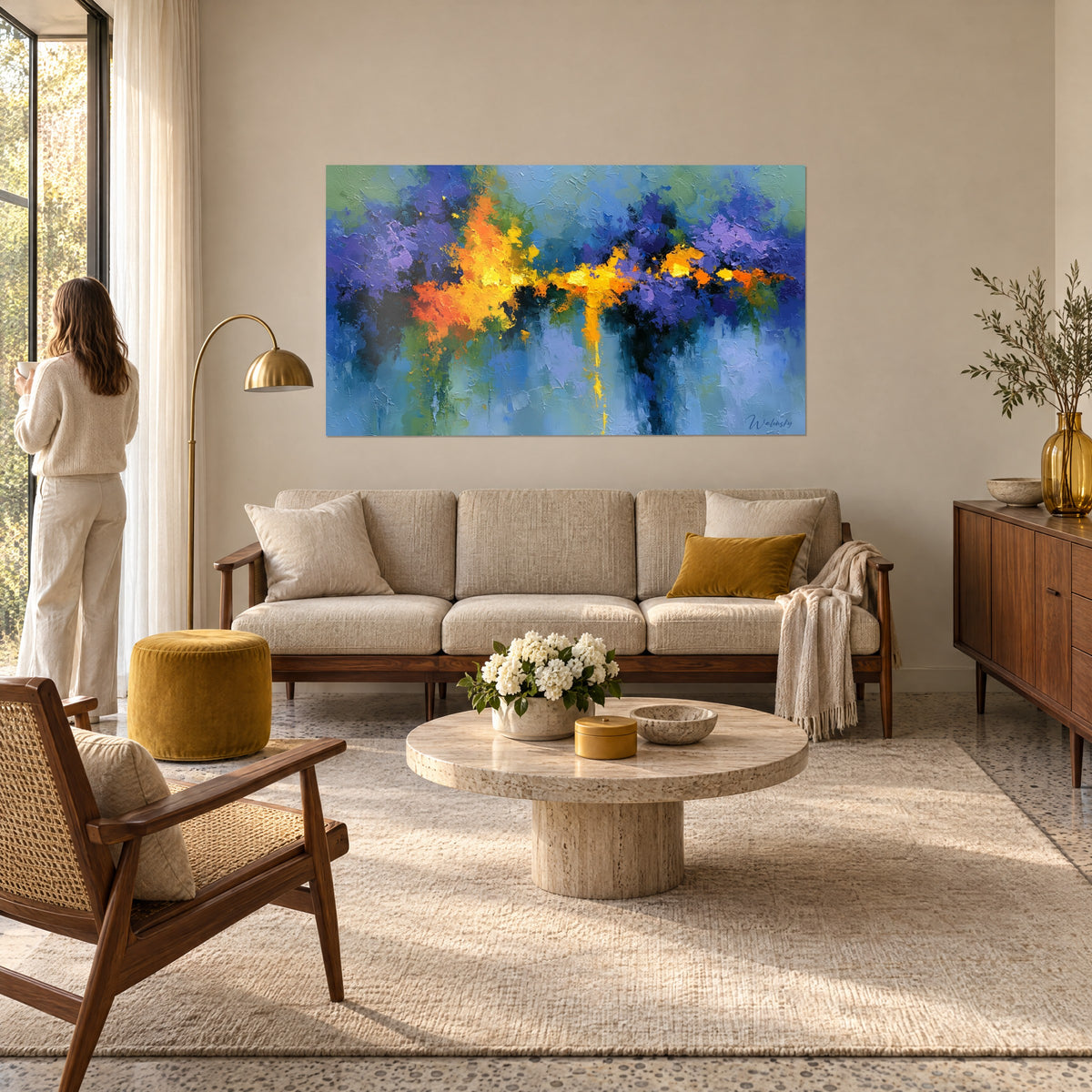Tableau nuée de fleurs violettes striée d'éclats orange, empâtements épais, au-dessus d'un canapé dans un salon lumineux