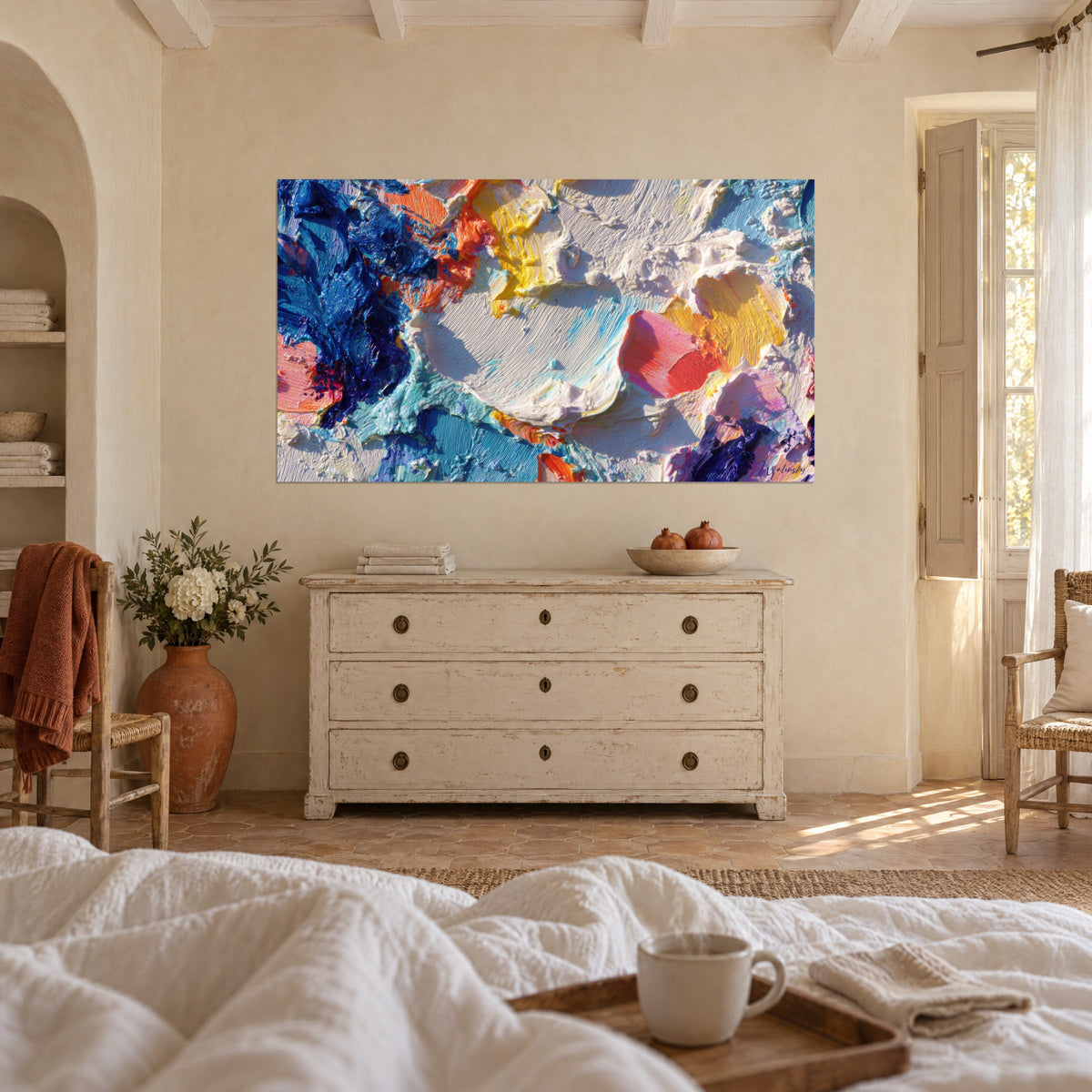 Cuadro de pintura al óleo en relieve, violeta, amarillo y coral vivo, sobre una cama en un dormitorio luminoso