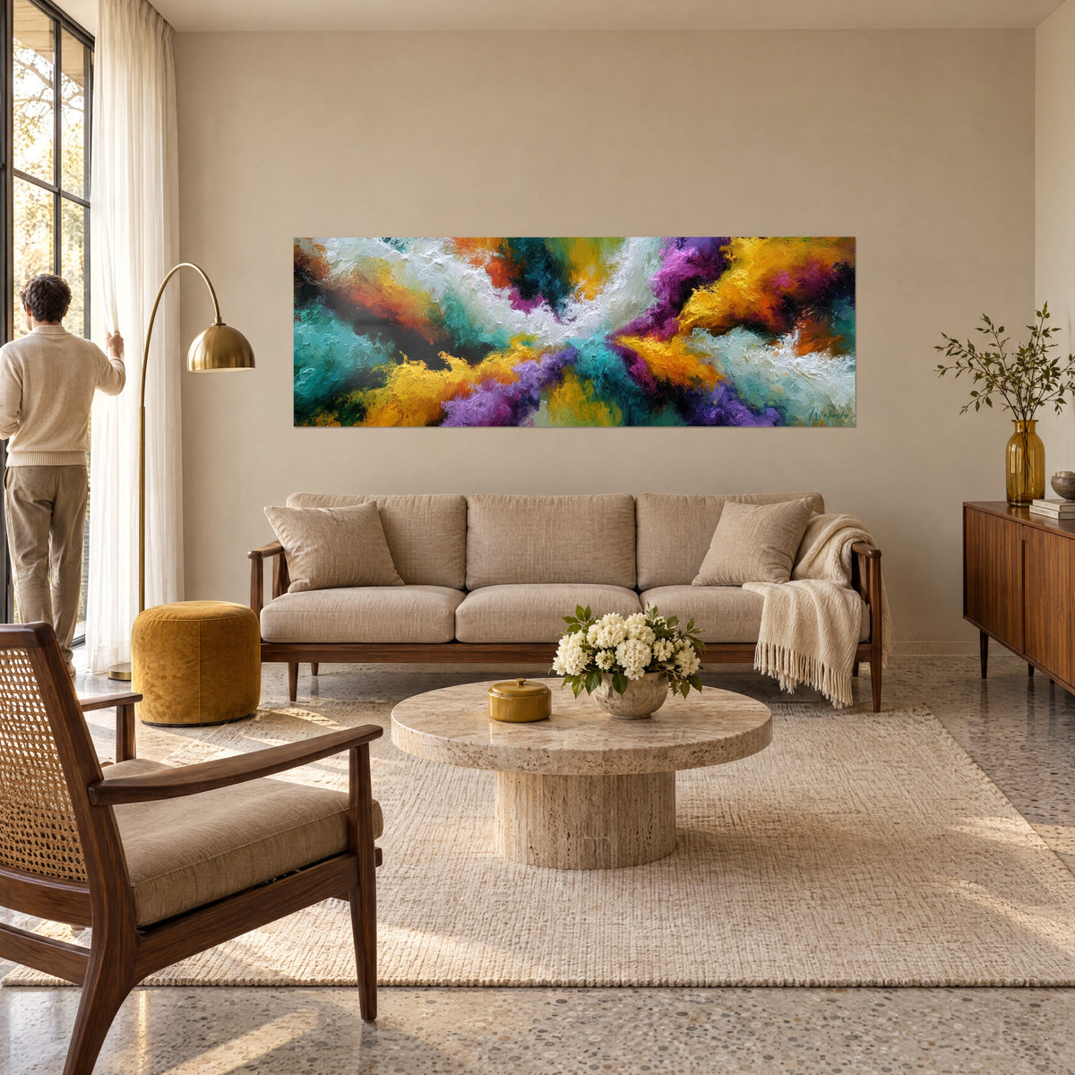 Gemälde Panorama mit safranfarbenen und weißen Schwüngen, überkreuzt zu einem X, purpurne Reflexe, über einem Sofa in einem hellen Wohnzimmer