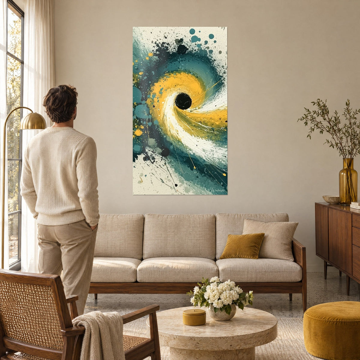 Cuadro agujero negro rodeado de un remolino amarillo mostaza y verde azulado, salpicaduras blancas, sobre un sofá en un salón luminoso