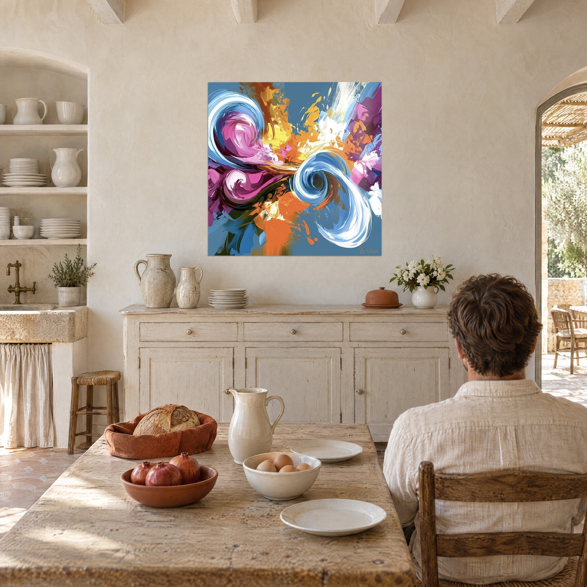Tableau vortex bleu glacier et orange brûlé, empâtements blancs, homme de dos à table, au-dessus d'une vaisselle blanche