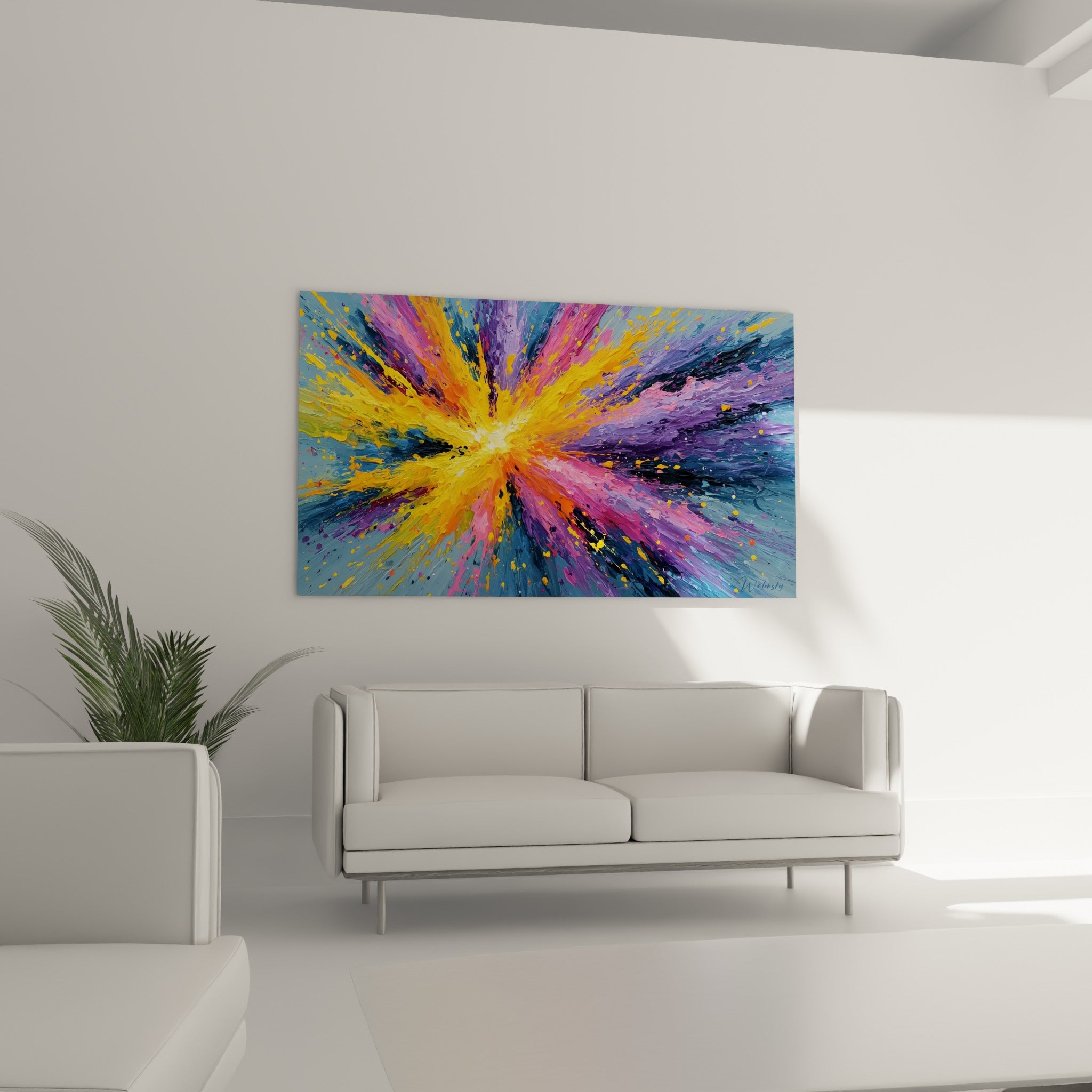 Déflagration orangée et pourpre style Peinture abstrait au-dessus d'un canapé dans un salon lumineux
