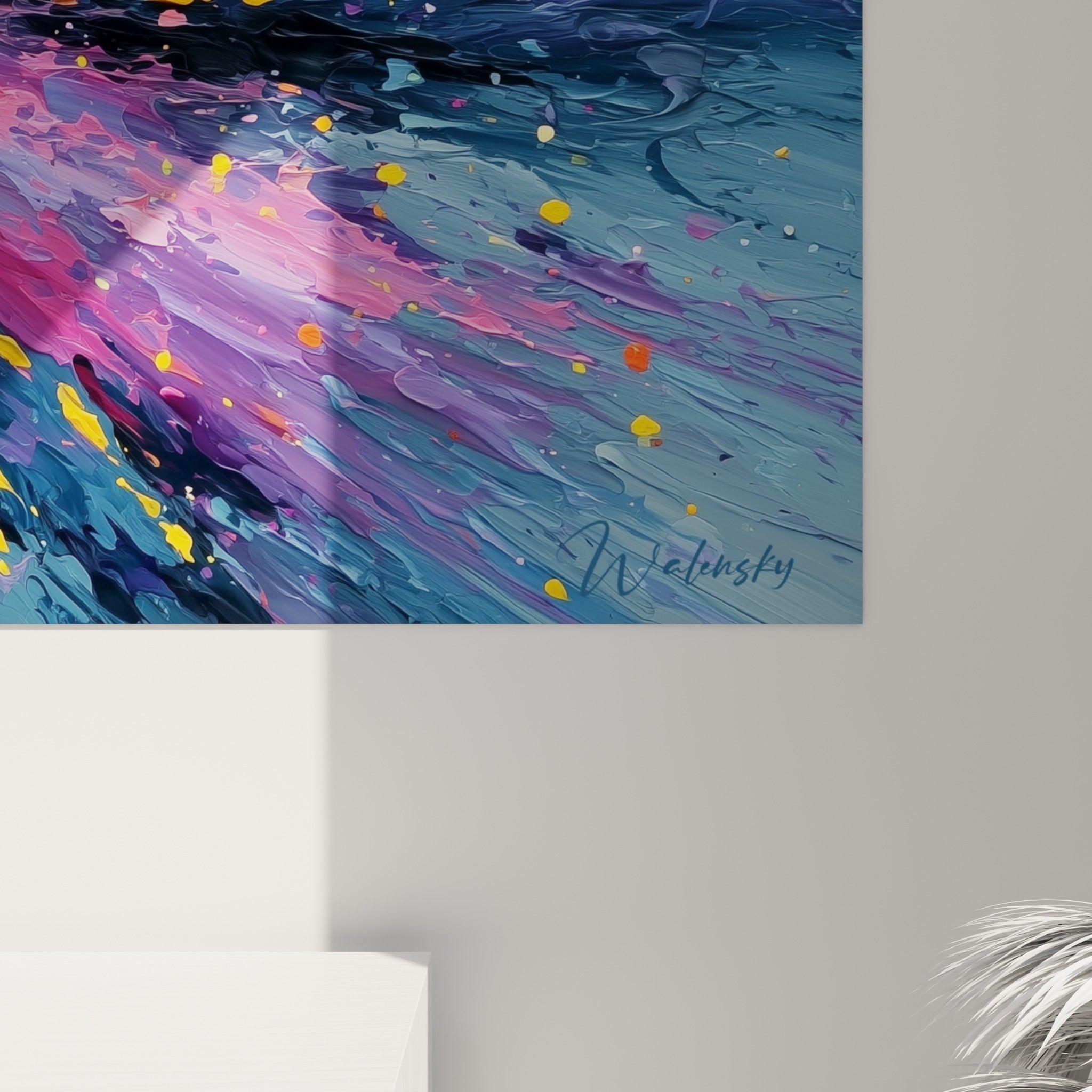 Matière épaisse jaune et violette de cette peinture abstraite révélant coulures et empâtements au couteau