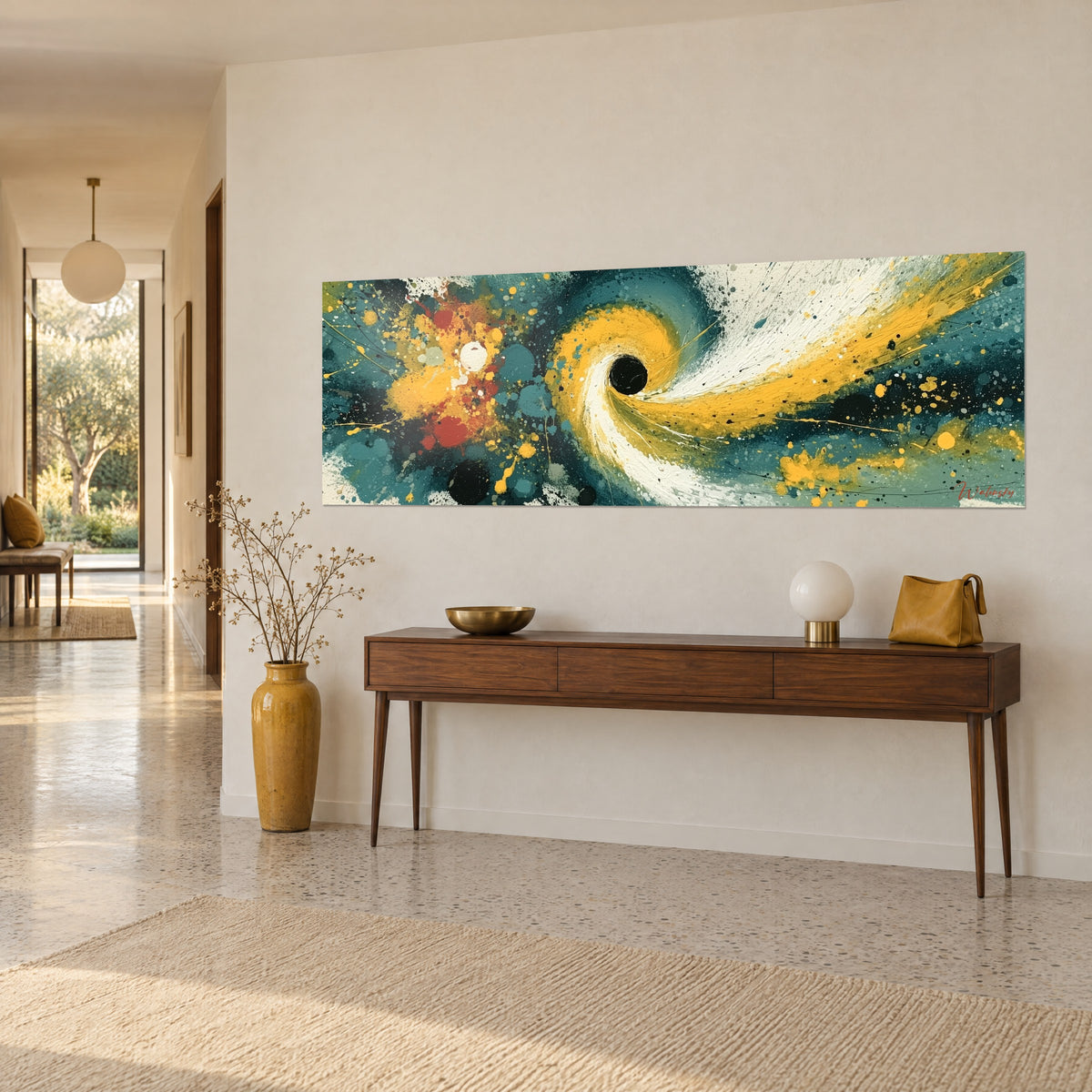 Tableau vortex jaune moutarde et blanc crème, éclaboussures rouille à gauche, trait de peinture large, sur un mur beige près d'une console