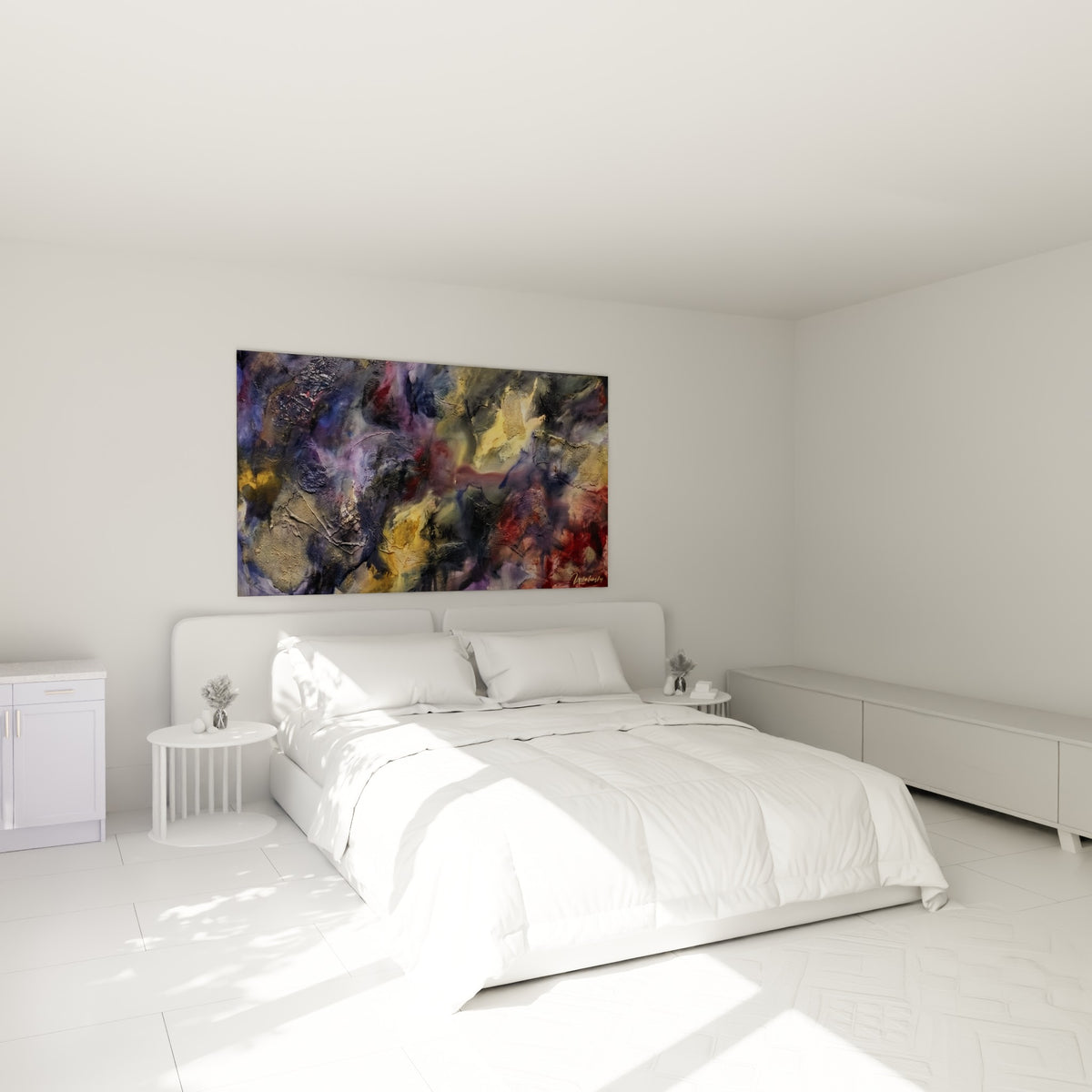 Reliefs ocre et violets d'une œuvre abstraite suspendue au-dessus d'un lit dans une chambre claire.