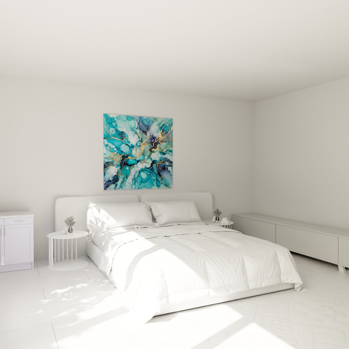 Flots turquoise et bleu marine aux éclats dorés au-dessus d'un lit dans une chambre claire