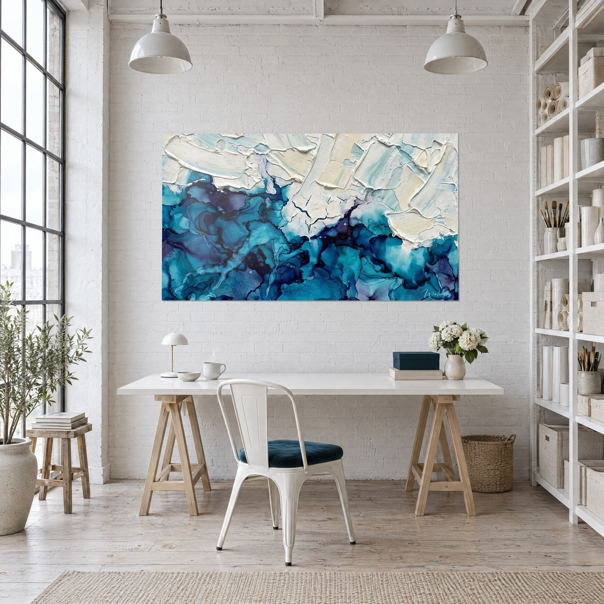 Gemälde aus Pigmentwogen in Cyan und dunklem Violett, dicke cremefarbene Kämme, über einem weißen Schreibtisch in einem Künstlerloft aufgehängt
