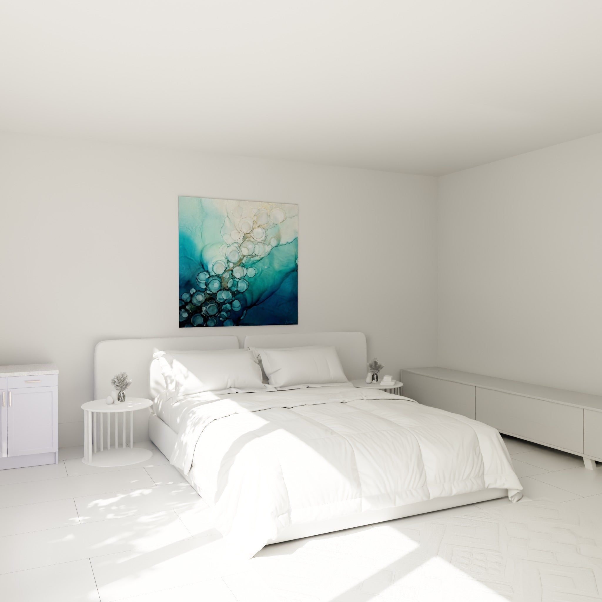 Cercles bleu marine et dorés se superposent délicatement au-dessus d'un lit dans une chambre claire