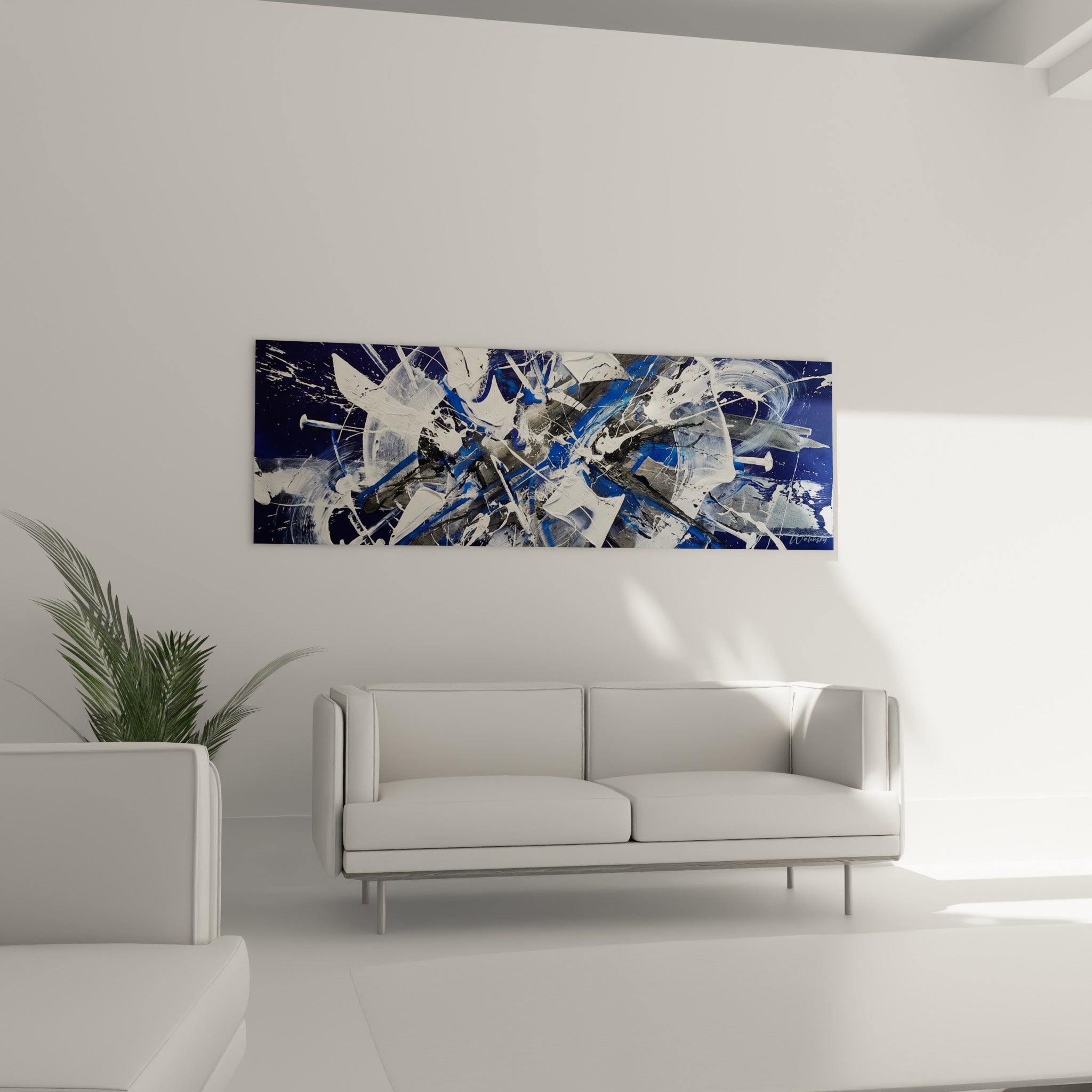 Coulures bleu marine et blanches de ce tableau style peinture au-dessus d'un canapé dans un salon lumineux