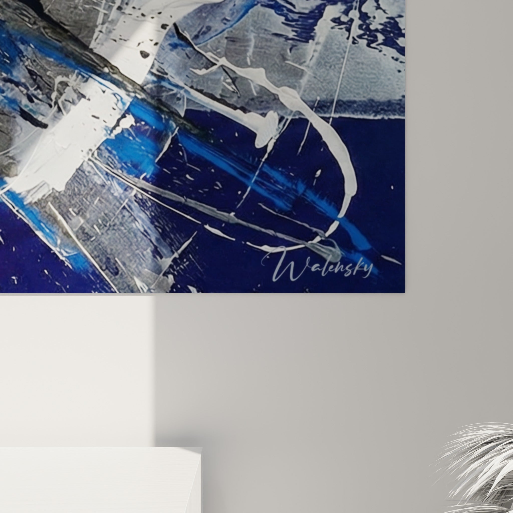 Détail des empâtements blancs et des coulures bleues sur fond anthracite révélant la matière peinte