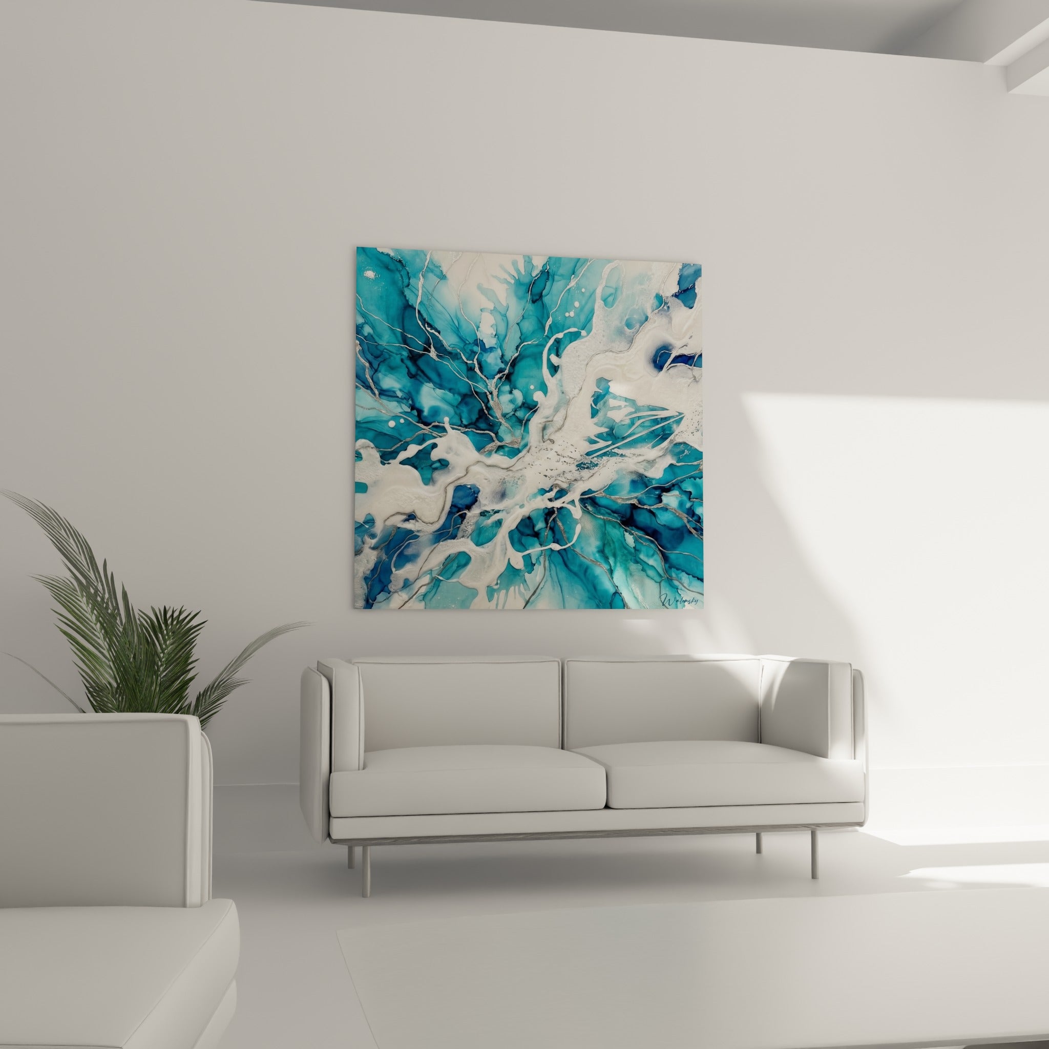 Coulures turquoise et argentées mêlées au blanc nacré, tableau style peinture au-dessus d'un canapé dans un salon lumineux