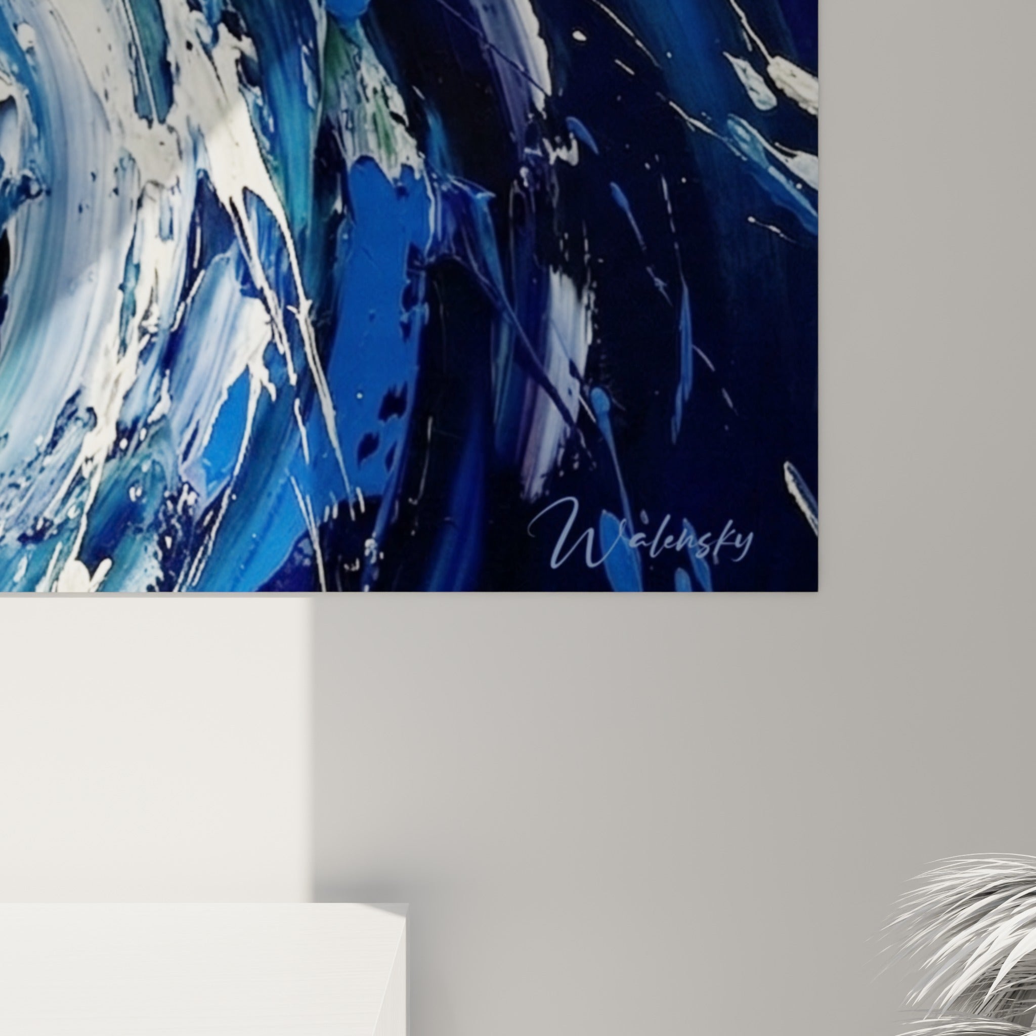 Empâtements épais bleu marine et blanc pur visibles en relief, coulures de peinture sur la toile