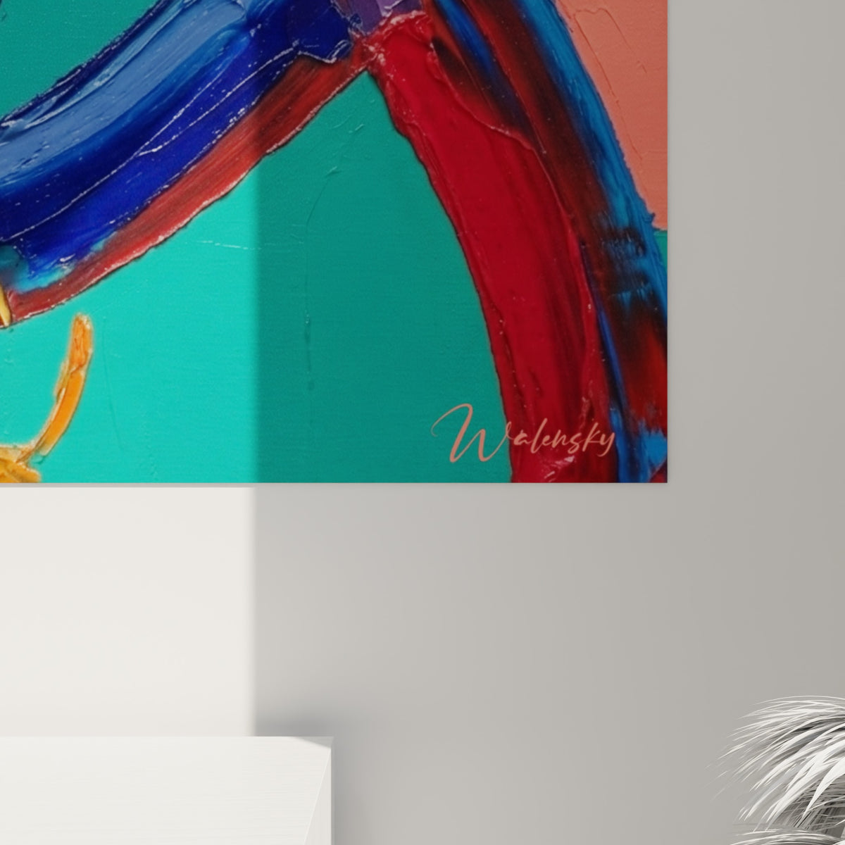 Empâtements épais bleu marine et rouge profond, matière sculpturale et coulures dorées visibles de près