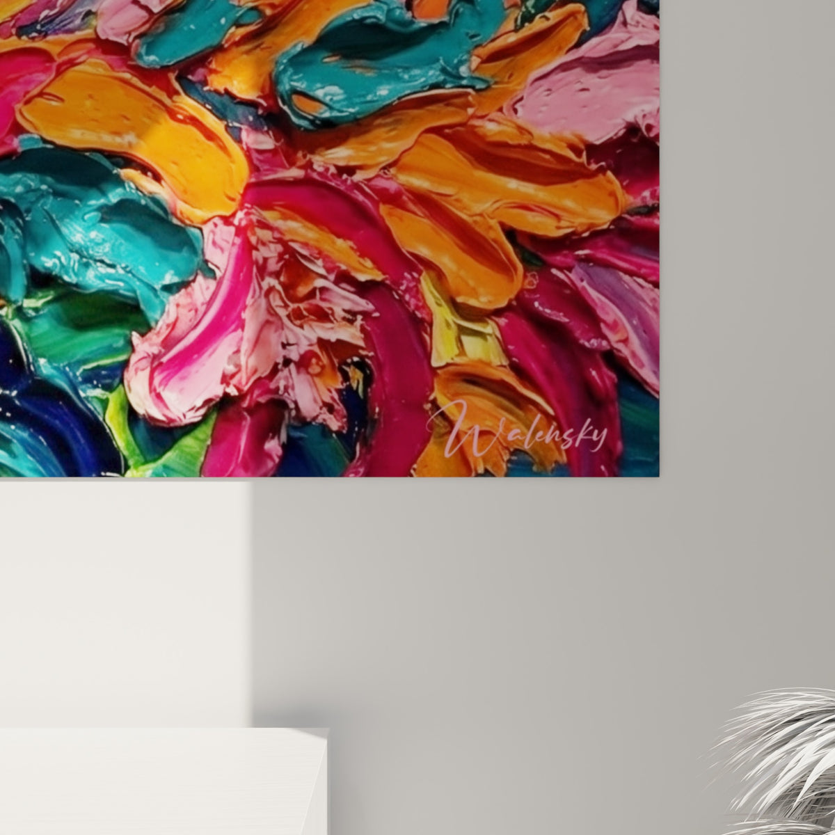 Empâtements épais orange, jaune et sarcelle, coulures de peinture visibles sur la toile accrochée