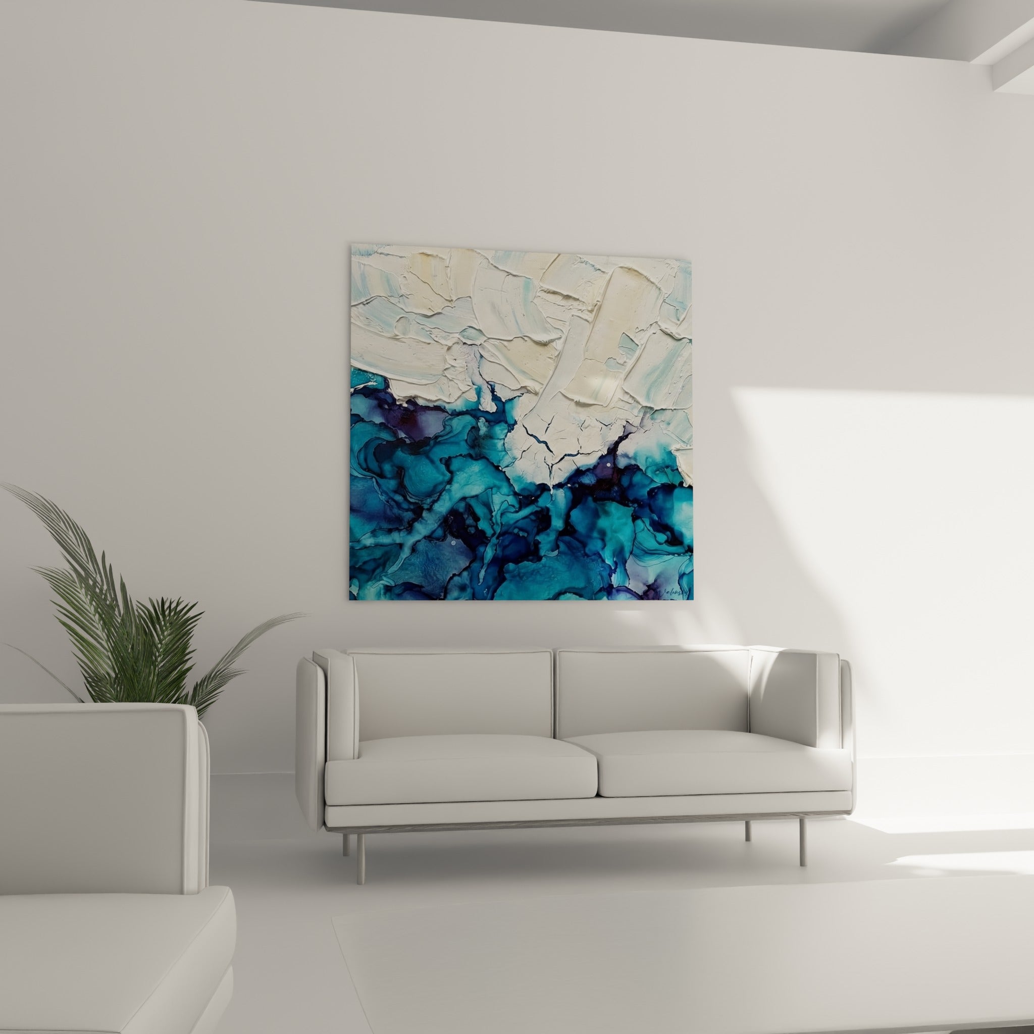 Contraste entre matière blanche sculptée et encre turquoise fluide au-dessus d'un canapé dans un salon lumineux