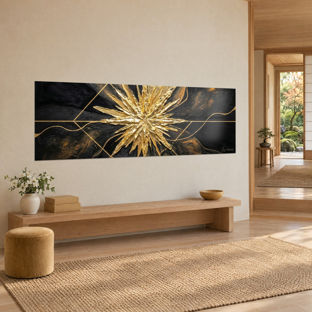 Tableau soleil de feuilles d'or froissées, rayons effilés, veinures bronze sur fond charbon, vue de trois-quarts dans un séjour japandi