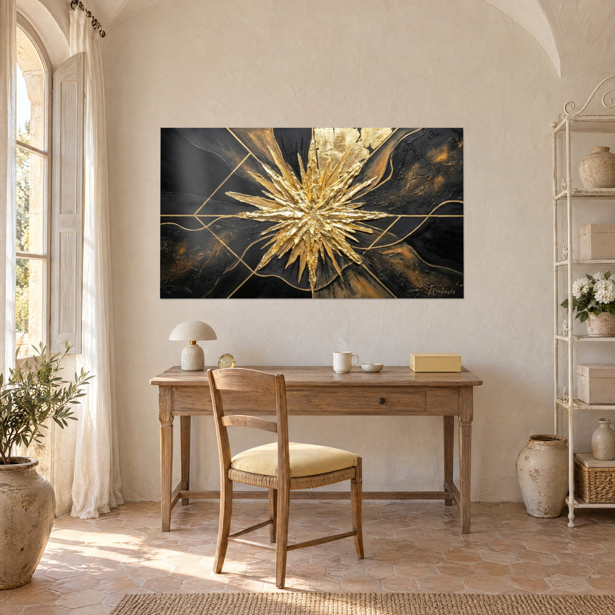 Gemälde mit goldenem Gestirn mit schlanken Strahlen, mattes Schwarz und kupferfarbene Reflexe, über einem Holzschreibtisch in einem provenzalischen Mas