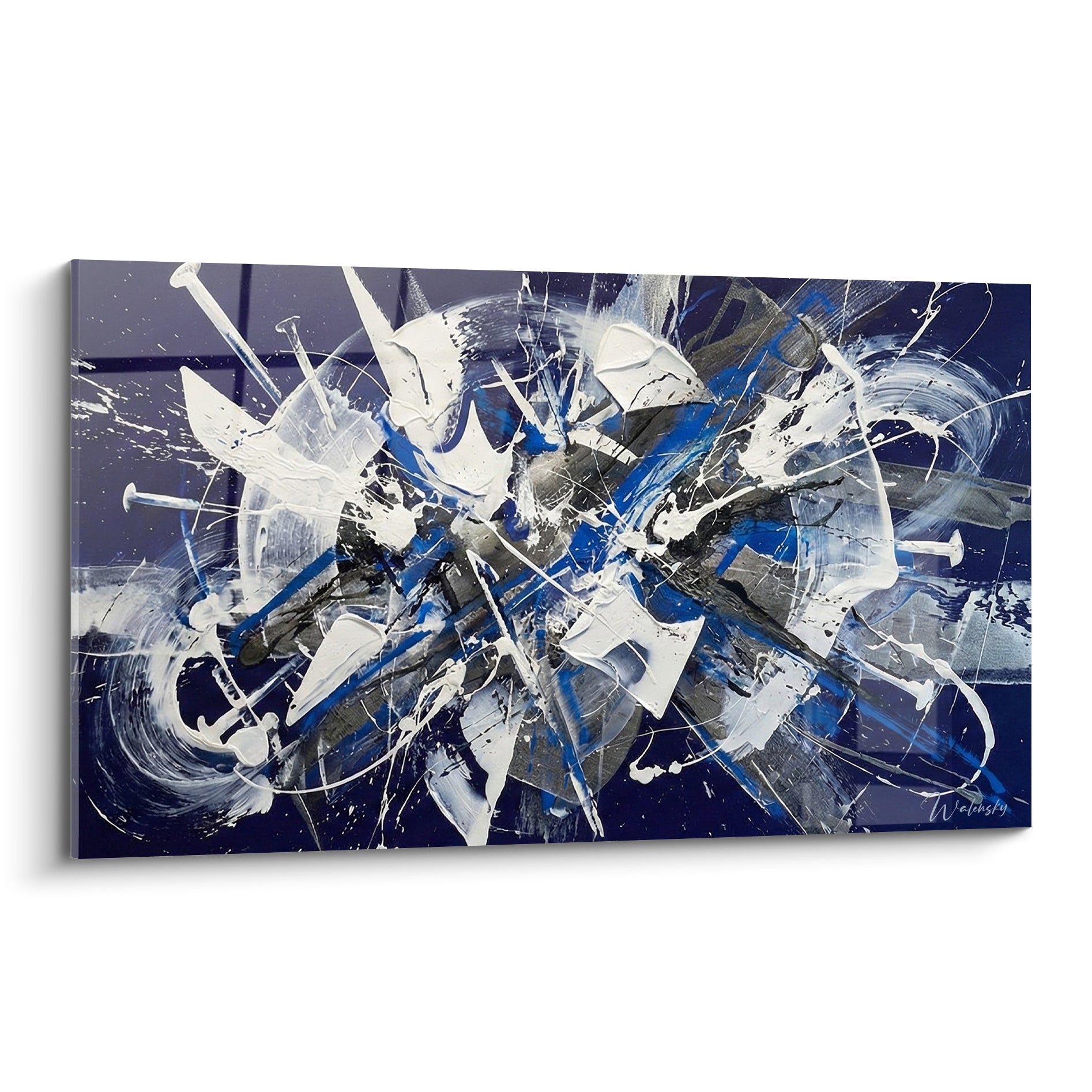 Explosion abstraite blanche et bleu marine aux empâtements épais sur fond anthracite profond