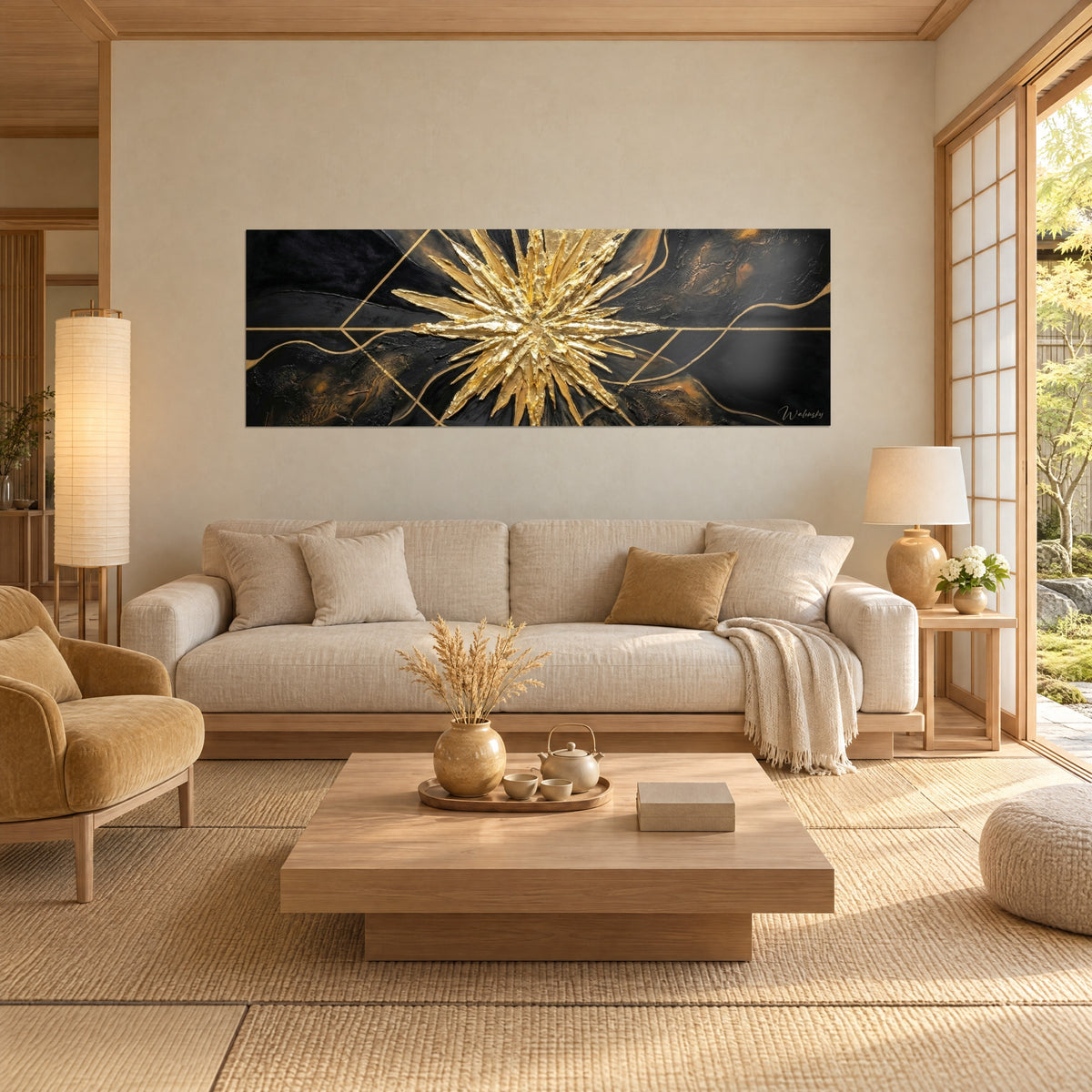 Tableau étoile d'or en relief aux pointes acérées sur fond noir anthracite et lignes cuivrées, au-dessus d'un canapé dans un salon lumineux