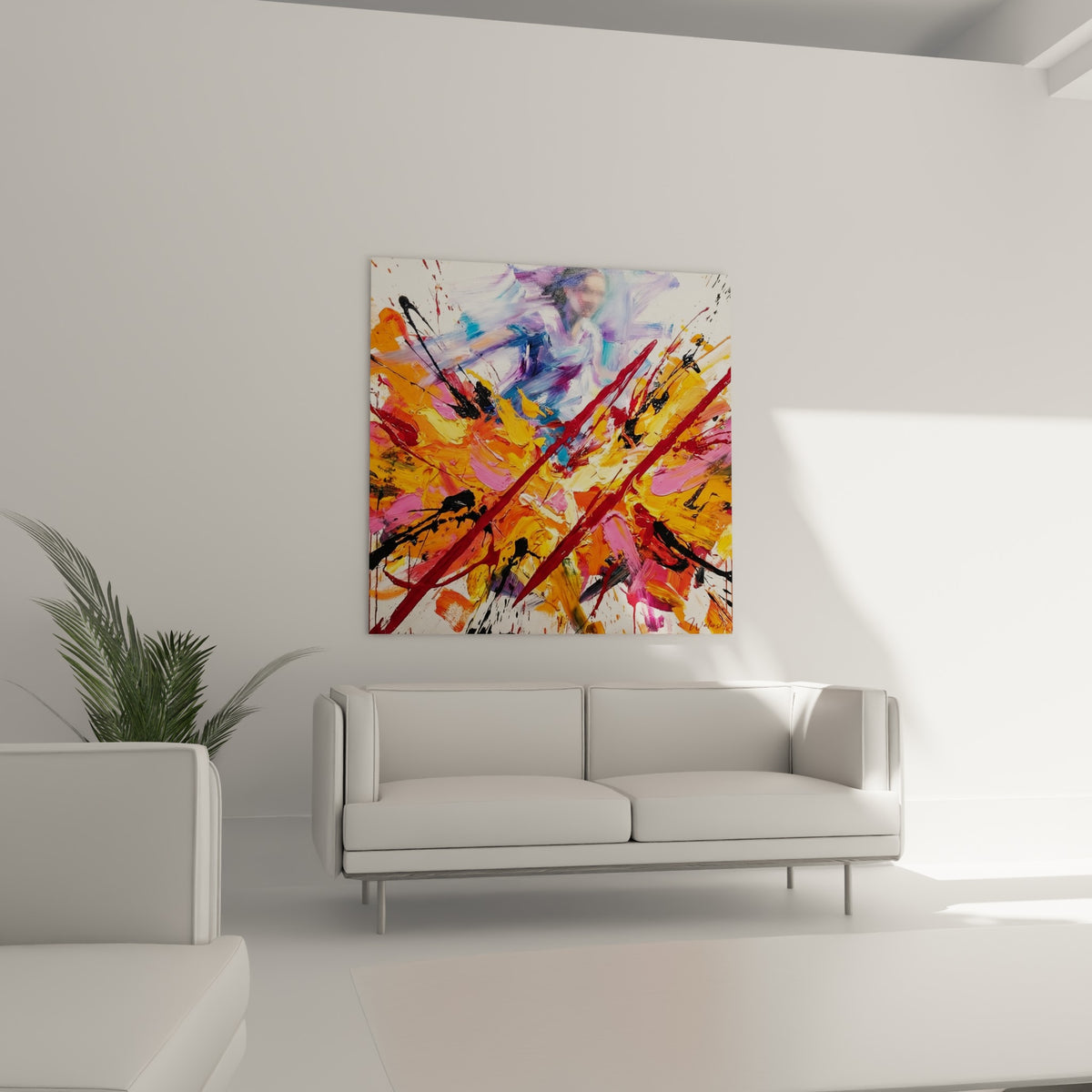 Explosion picturale rose fuchsia et orange, figure violette en fond, au-dessus d'un canapé dans un salon lumineux