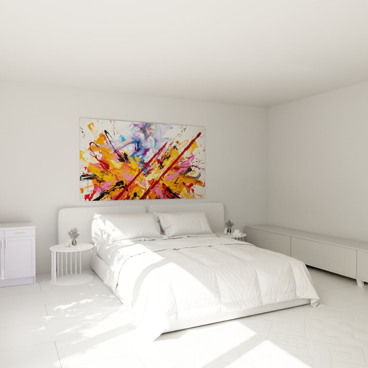 Figure floue aux teintes orange et bordeaux, tableau style peinture au-dessus d'un lit dans une chambre claire