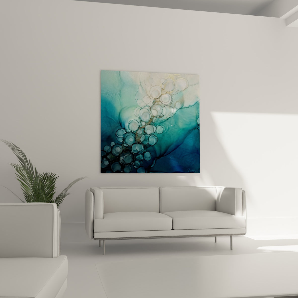 Formes rondes turquoise et blanches s'entremêlent en effet marbré au-dessus d'un canapé dans un salon lumineux