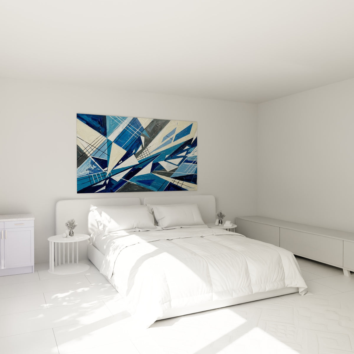 Éclats géométriques bleu marine et anthracite accrochés au-dessus d'un lit dans une chambre claire