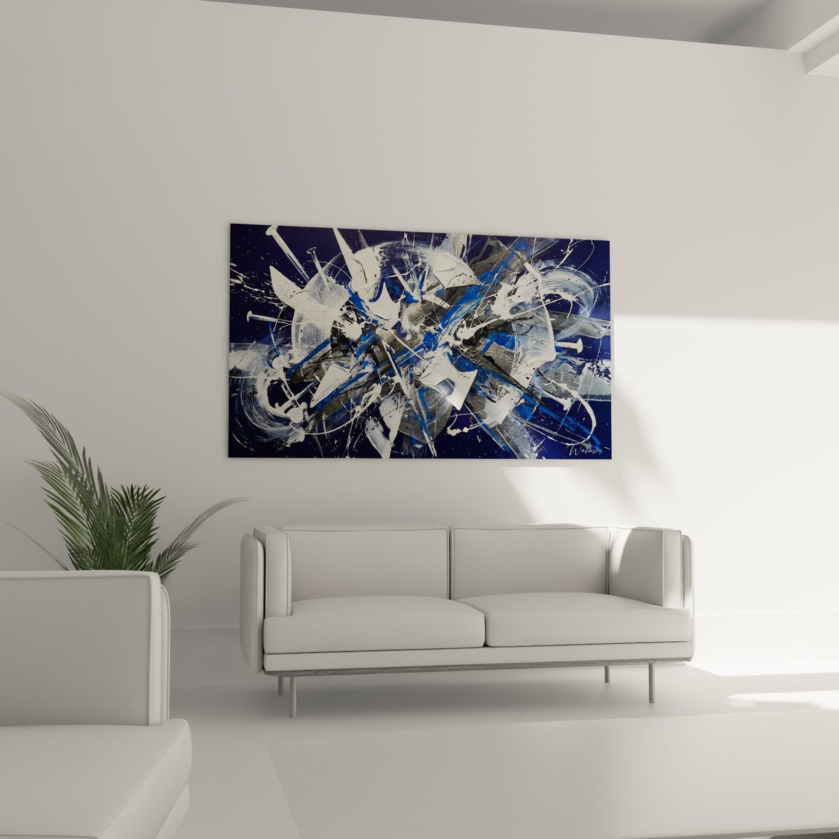 Toile gestuelle bleu marine et blanc éclatant suspendue au-dessus d'un canapé dans un salon lumineux