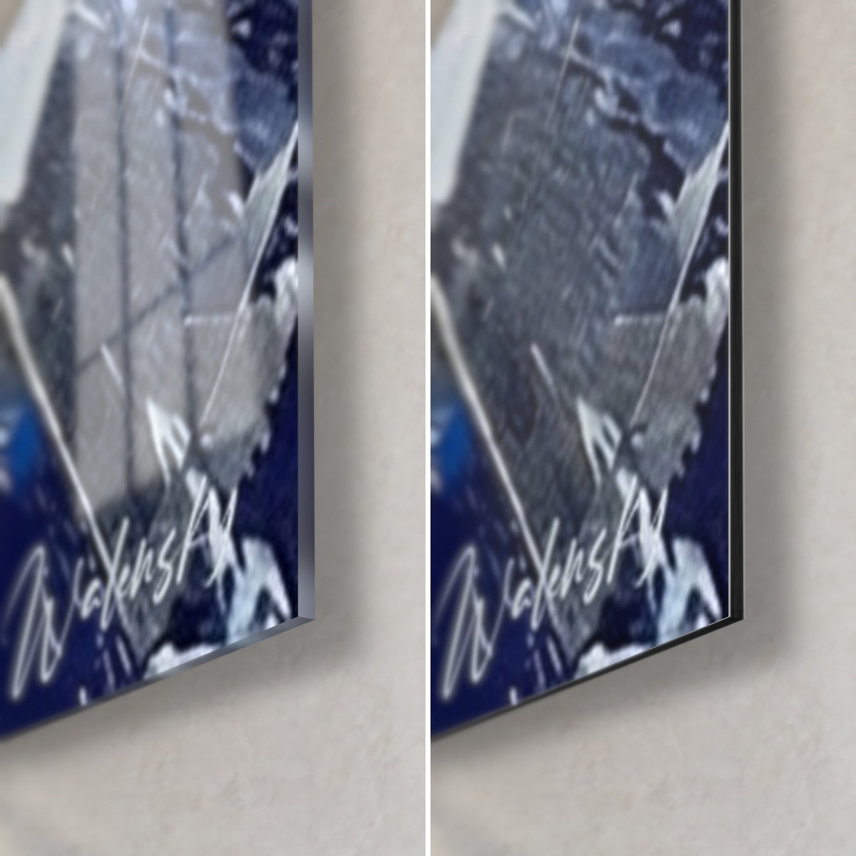 Tableau explosion de peinture blanche et bleu marine, coin bas droit : verre brillant à gauche, Dibond mat à droite, tranche de 3 mm